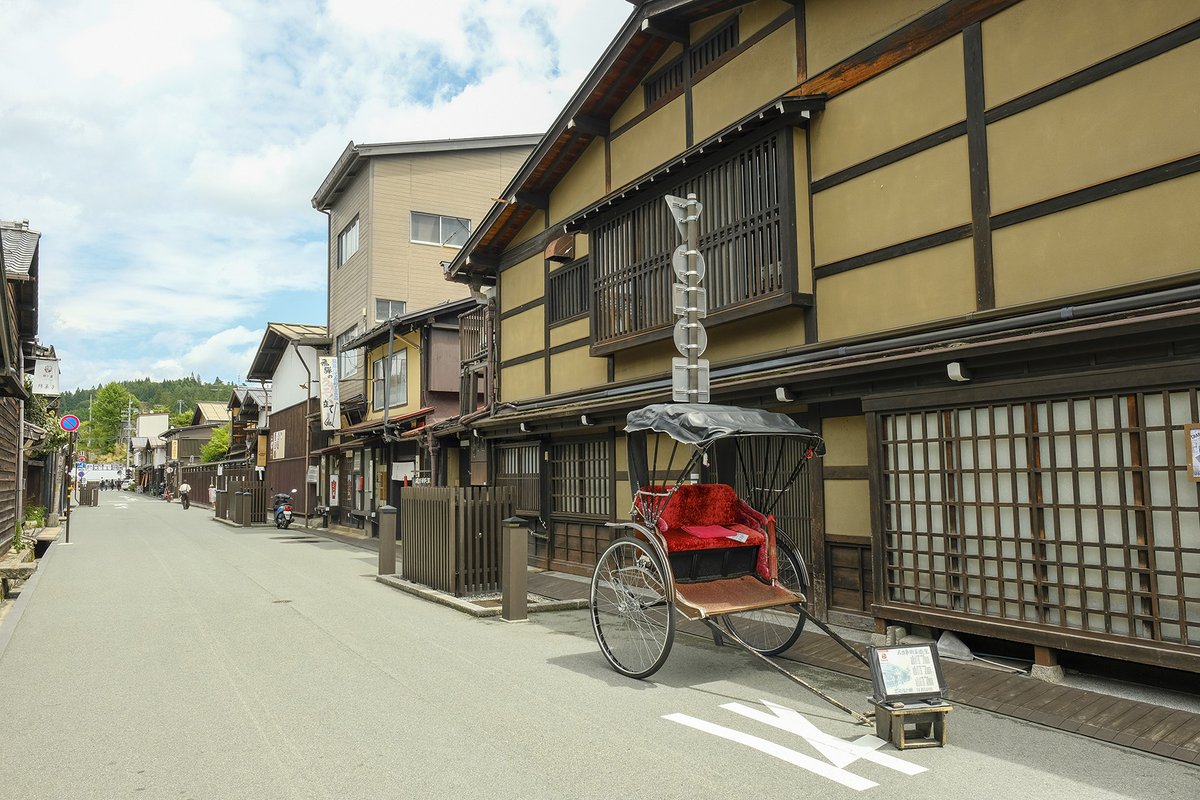 livetakayama's tweet photo. 駅前中央通りに続く道
このあたりも電線が地下化されました。
道路脇の箱にぶつからないように…
#飛騨高山 https://t.co/fMr1Oxltzb