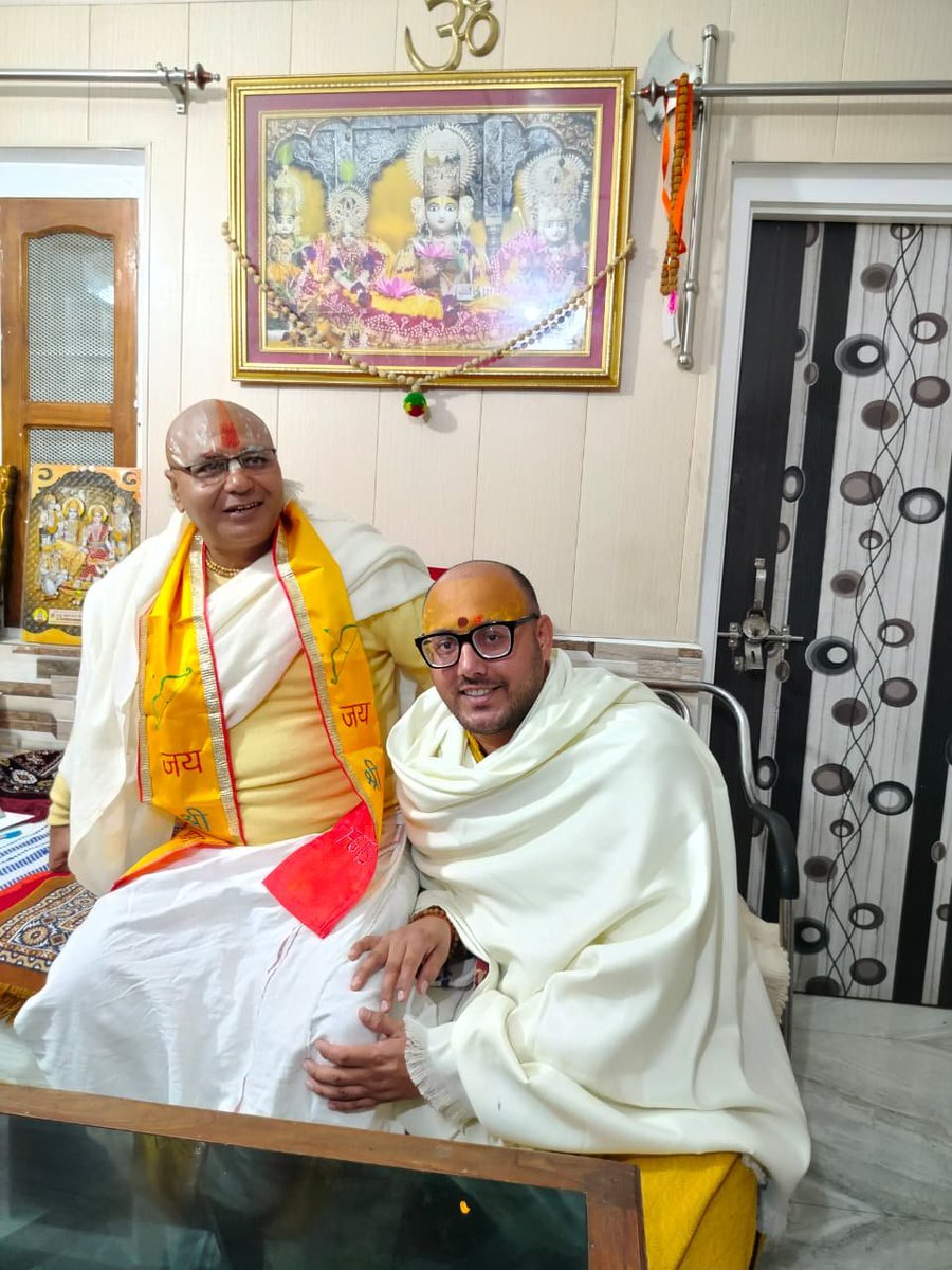 avinssindia's tweet photo. आदरणीय गुरुदेवाय सादरं चरणस्पर्शम्।
गुरुर्ब्रह्मा गुरुर्विष्णुः गुरुर्देवो महेश्वरः।
गुरुः साक्षात् परं ब्रह्म तस्मै श्रीगुरवे नमः॥
भवतः कृपया मम जीवनं सन्मार्गे प्रवर्तते। ईश्वरः भवतः उत्तमस्वास्थ्यं, दीर्घायुष्यम्, यशः तथा अखण्डं मंगलं ददातु।
पुनः भवतः श्रीचरणयोः कोटिशः बधाई https://t.co/aiw9powBJp