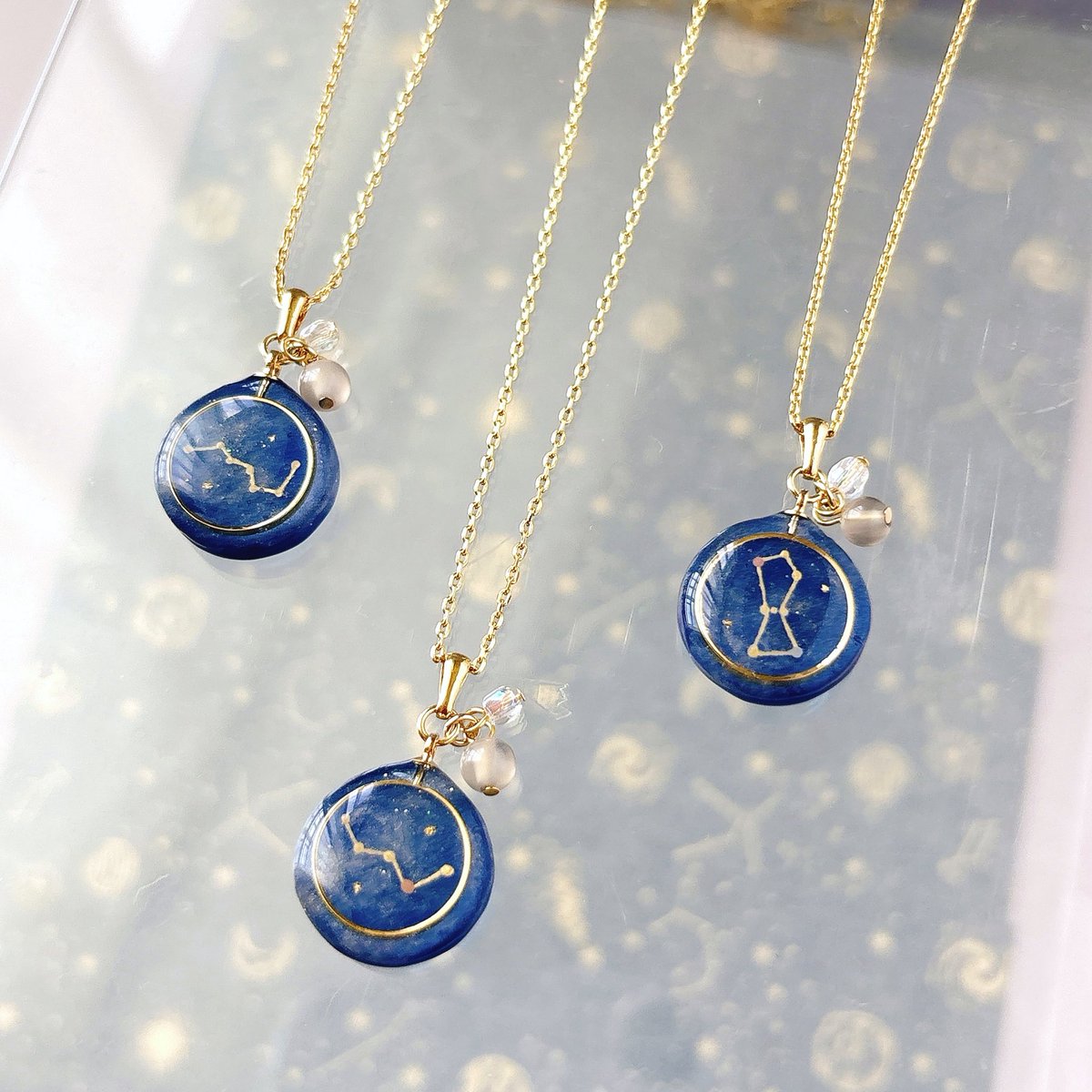irocram_a's tweet photo. 本日18時から宙フェス夜市にて
ネックレス2種類、販売開始しています🌟
ぜひご覧ください🌃

@sorafes_jp

⚪︎夜空と星座
星座を手描きで描いたネックレス
(北斗七星・カシオペア座・オリオン座の3種類)

⚪︎ちいさな星空ボトル
ミニチュアの星空を表現したネックレス https://t.co/YB1xGoqI2e