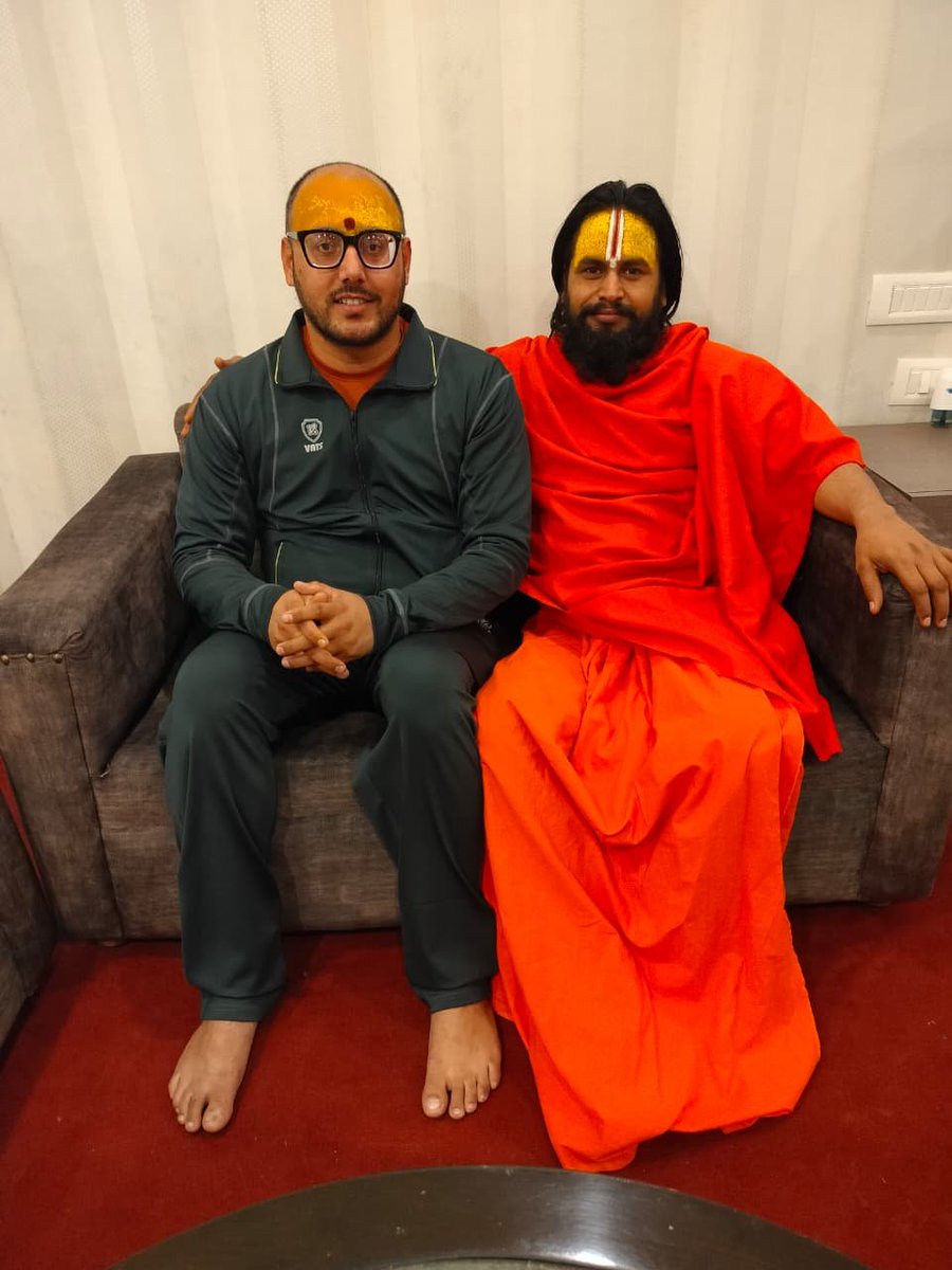 avinssindia's tweet photo. आदरणीय गुरुदेवाय सादरं चरणस्पर्शम्।
गुरुर्ब्रह्मा गुरुर्विष्णुः गुरुर्देवो महेश्वरः।
गुरुः साक्षात् परं ब्रह्म तस्मै श्रीगुरवे नमः॥
भवतः कृपया मम जीवनं सन्मार्गे प्रवर्तते। ईश्वरः भवतः उत्तमस्वास्थ्यं, दीर्घायुष्यम्, यशः तथा अखण्डं मंगलं ददातु।
पुनः भवतः श्रीचरणयोः कोटिशः बधाई https://t.co/wpGmwOFIOM