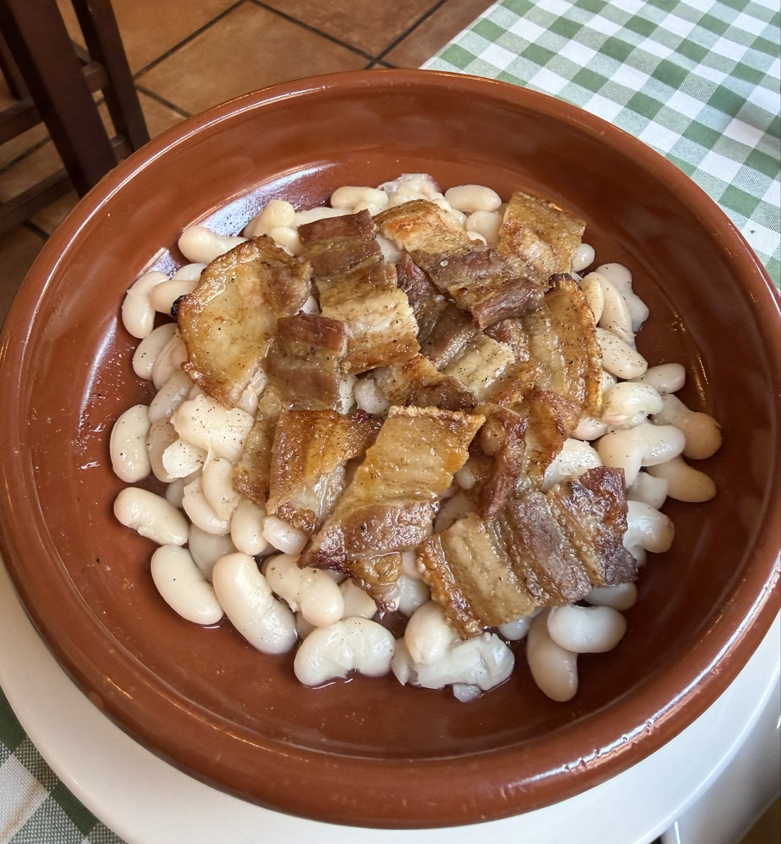 oscarbroc's tweet photo. A la braseria Tramendu (Parcerisa, 11) no estan per romanços. Cuina catalana sense embuts, directa i amb molta brasa. S’hi menja bé i fort. L’orella de porc, el bacallà, les mongetes amb cansalada i els cargols són alguns dels obligatoris. M’encanta aquest restaurant. 🔥 https://t.co/XsHTc6sa1d