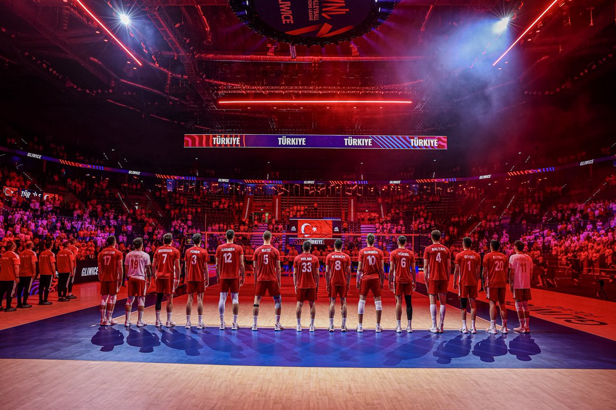 FBvoleybol's tweet photo. VNL tarihinde ilk kez çeyrek finale yükselerek ülkemize büyük bir gurur yaşatan A Millî Erkek Voleybol Takımımızı yürekten tebrik ediyoruz.

Ortaya koyduğunuz mücadele, inanç ve azim için teşekkürler, Filenin Efeleri! 🇹🇷 https://t.co/MRKiAIsAfd
