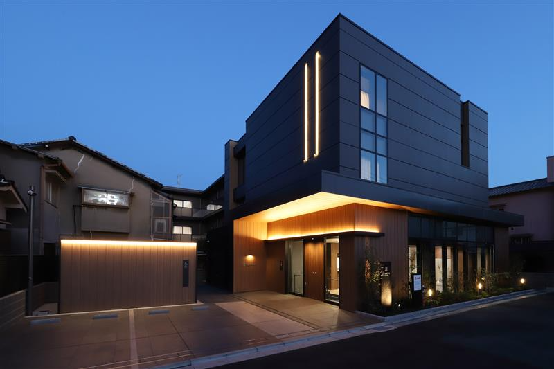 syscare_archi's tweet photo. 【完了物件のご紹介】
大阪府吹田市
RC造3階建／延床2,160㎡
用途： #有料老人ホーム
2026年3月竣工
「西側道路に面して水回りとバックヤードを配置し、上階は閉じつつ、1階は庭とつながる開放的な���間を計画した。」
#設計 #建築デザイン #老人ホーム #北海 #建築設計 https://t.co/KNz3pBizqz