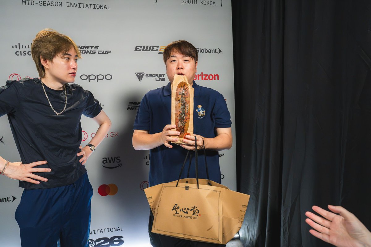 fistbump_news's tweet photo. 【#MSI2026 振り返り らいじん×しゃるるインタビュー】

―― ファンフェスタといえば、らいじんさんも乗車された音楽隊が話題になってました。どのような経緯だったんですか？

らいじん：特に経緯もなく、なんか「乗せてあげるよ」って言われたんで（笑）。ほんとにそれだけ。

しゃるる：俺も「次、乗りますか？」とか聞かれたんですけど、もうこの絵は1回でいいなって思って、断りました。

――そういえば、「聖心堂」のパンも買えたんですね！ ポストを見ましたが、すごい行列でしたね。

しゃるる：めっちゃ並んでました。30～40分ぐらい並びましたね。テジョンについて調べた時に、400種類のパンがあるという有名なパン屋さん（聖心堂）があるって聞いたので、じゃあここは行っとくかって感じでした。

店内で動画撮ろうと思ったんですけど、もう「混雑率400%」ぐらいの状態で諦めました。
