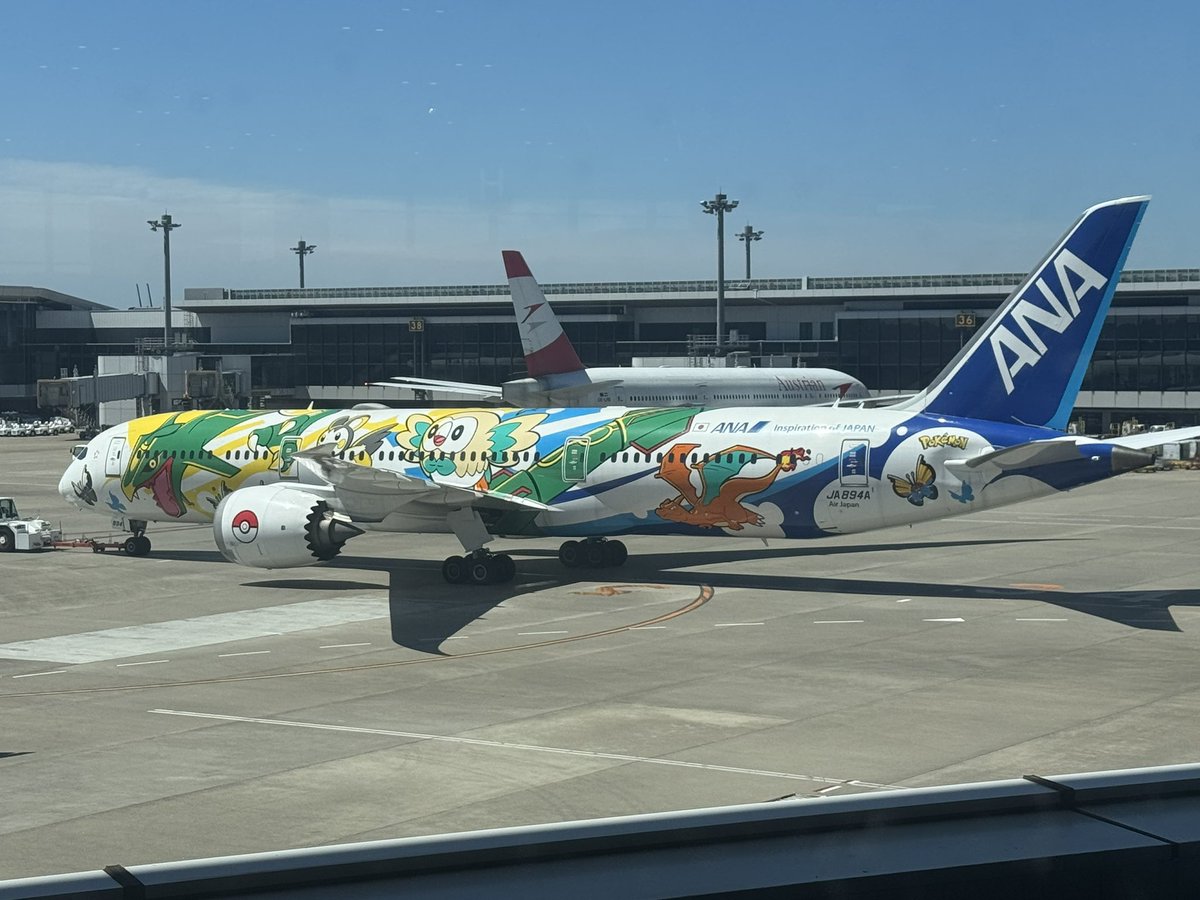 GT_sweets's tweet photo. ANAコラボで成田空港に来てみた。
ラッキーにもレックウザ塗装の機体を発見❣️
良い事ありそうです。 https://t.co/6BR2HrIX2y