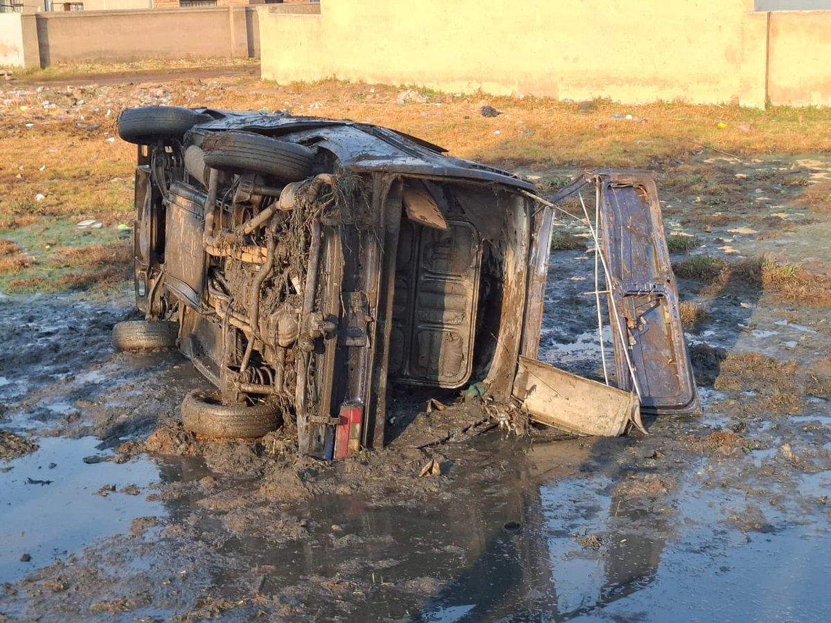 Abramjee's tweet photo. Scholar Transport Crash Leaves 21 Pupils Injured in Katlehong:

Twenty-one primary school pupils were injured, including two pedestrians, after a scholar transport vehicle collided with a Honda Jazz on the M7 in Tsietsi, outside Katlehong, on Wednesday morning.

Emergency services responded shortly before 7am. 

The VW microbus, reportedly a 10-seater, was carrying 20 occupants, including the driver, when the crash occurred. 

The Honda Jazz had four occupants.

All occupants of both vehicles received medical treatment before being transported to nearby hospitals. 

Four pupils sustained serious but stable injuries, while the remaining pupils and other occupants suffered minor injuries.

Two pupils waiting for transport on the roadside were also struck during the incident and sustained minor injuries.

The M7 was temporarily closed while rescue operations were underway. 

The scene has been handed
over to the Ekurhuleni Metropolitan Police Department (EMPD) for investigation.