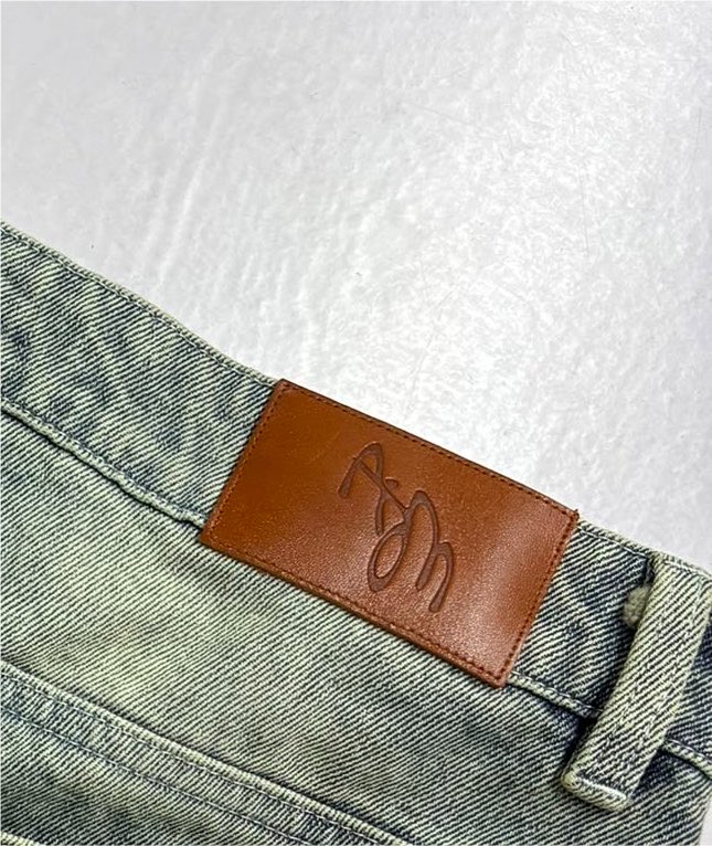 nadhchrd's tweet photo. I’ve changed the color on the final production for a more brownish leather
It looks so much better https://t.co/NAOH0eSQpu