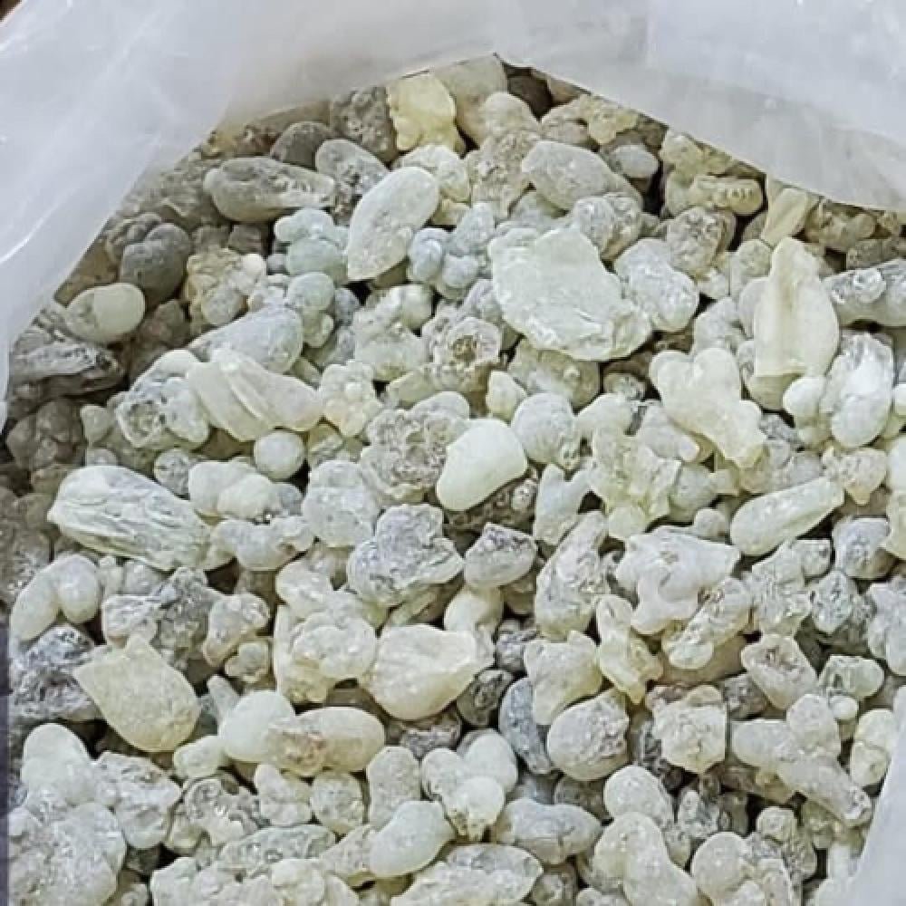 khalafshehan's tweet photo. علاج آلام المفاصل 

اللبان الحوجري 

وداعا لآلام المفاصل وداعا لرياح البطن 

لكبار السن للرياضيين للشباب للأطفال 

ثلاث حبات تغسل ثم تنقع في كأس ماء عادي من الليل وتشرب صباحا لمدة أسبوع 
ويتم تكرار ذلك شهريا حسب الحاجة 

أشرب الماء ولاترمي الحبات أضف لها الماء
وانقعها مرة ثانية وثالثة نصف الكأس فقط وعند الشرب اضف النصف ماء بارد

إذا لوكان سعره غالي فأنت تحتاج كمية قليلة

ويمكن أضافة ماء دافي وتحريكه بالملعقة حتى يتغير لون الماء الى الابيض وشربه دافيء . إذا كنت لاترغب في نقعه .

لاتستخدم لبان الذكر العادي وتقول لم أحصل على نتيجة 

ليس له تعارض مع أي دواء أو مرض 

يتميز لبان الذكر الحوجري بأنه يمكن شربه بدون أي أضافات فهو اقل مرارة بكثير من اللبان الذكر العادي بل أكاد أن أقول طعمه حلو
ومتميز برائحتة العطرية الجميلة 

اللبان الحوجري العماني أو النيجيري أو اليمني وأفضلهم العماني وسمي حوجري نسبة الى منطقة حوجر في صلالة عمان

فوائده كثيرة جدا 

اللبان الحوجري العماني هو أجود أنواع الصمغ الطبيعي المستخرج من شجرة Boswellia sacra في سلطنة عمان

 وله فوائد صحية وجمالية عديدة تشمل تقليل الالتهابات وتقوية المناعة وتحسين الهضم.

الفوائد الصحية والعلاجية

المفاصل والعظام: يقلل من آلام والتهابات المفاصل عند تناول منقوع اللبان.

الجهاز التنفسي: يساعد في تخفيف السعال، أعراض الربو، والتهابات الشعب الهوائية.

الجهاز الهضمي: يحسن الهضم ويقلل من مشاكل واضطرابات الأمعاء.

صحة الفم: يمنع نمو البكتيريا الضارة ويقوي اللثة عند مضغه.

الفوائد الجمالية والنفسيةنقاء البشرة: 
يساهم في شد الجلد، تقليل التجاعيد، وتوحيد لون البشرة.

تهدئة الأعصاب: يساعد استنشاق بخوره في تقليل التوتر وخلق شعور بالراحة.

ودائما النصيحة الخالدة 

(لاتترك الدواء واستشر الاطباء)

محبكم 
خلف فرج الدوسري