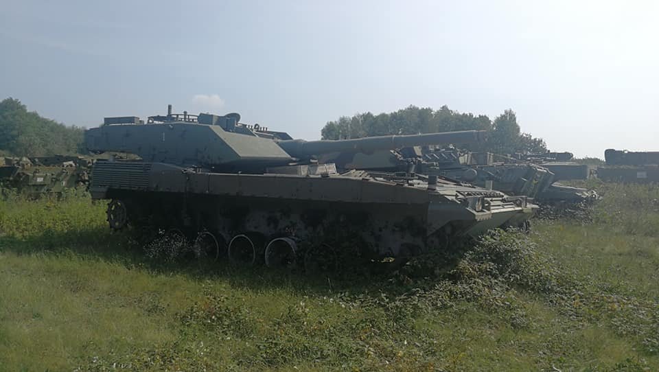 T_90AK's tweet photo. The Italian Army Depot in Lenta, 2010's. 
Those are C1 Ariete prototypes, btw. https://t.co/0jewHLzO1x