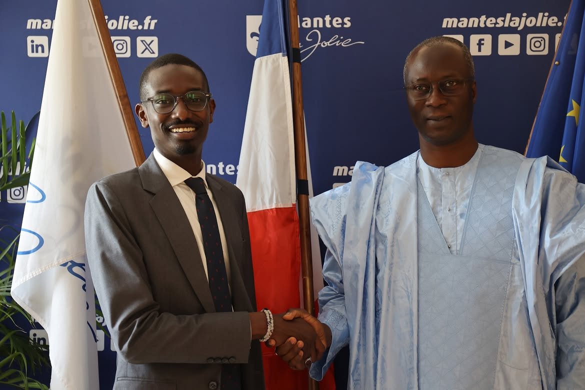 RafaelSereti's tweet photo. Compte officiel de la Ville de Mantes-la-Jolie (78).
Photos avec l’ambassadeur du Sénégal.
Maire d’origine sénégalaise.
Communauté sénégalaise importante.
Communication 100 % tournée vers l’Afrique.
On dirait plus un compte de la diaspora qu’un compte de mairie française.👇 https://t.co/J6FpRyKOEd