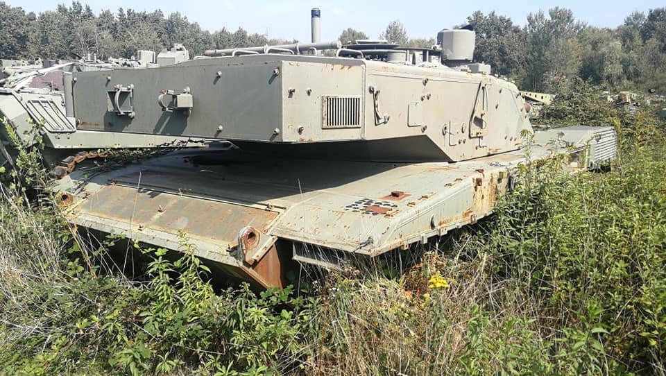 T_90AK's tweet photo. The Italian Army Depot in Lenta, 2010's. 
Those are C1 Ariete prototypes, btw. https://t.co/0jewHLzO1x