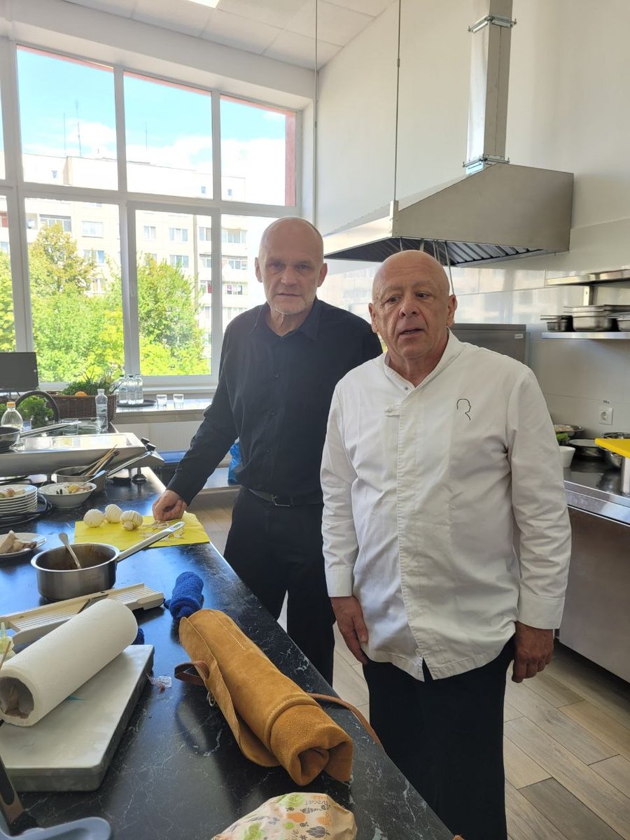 fpetitAN's tweet photo. De retour en Ukraine, j'ai retrouvé un célèbre chef français, Monsieur Thierry Marx ! Après Marioupol l'an dernier pour former des vétérans de guerre, il est à Lviv cette année pour des formations et masterclass avec des restaurateurs et écoles hôtelières. https://t.co/BH90DEA8Ld