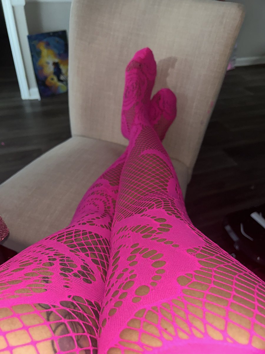 MaskPrincess404's tweet photo. Who wants to rub my feet https://t.co/EKrLSjlb8C
