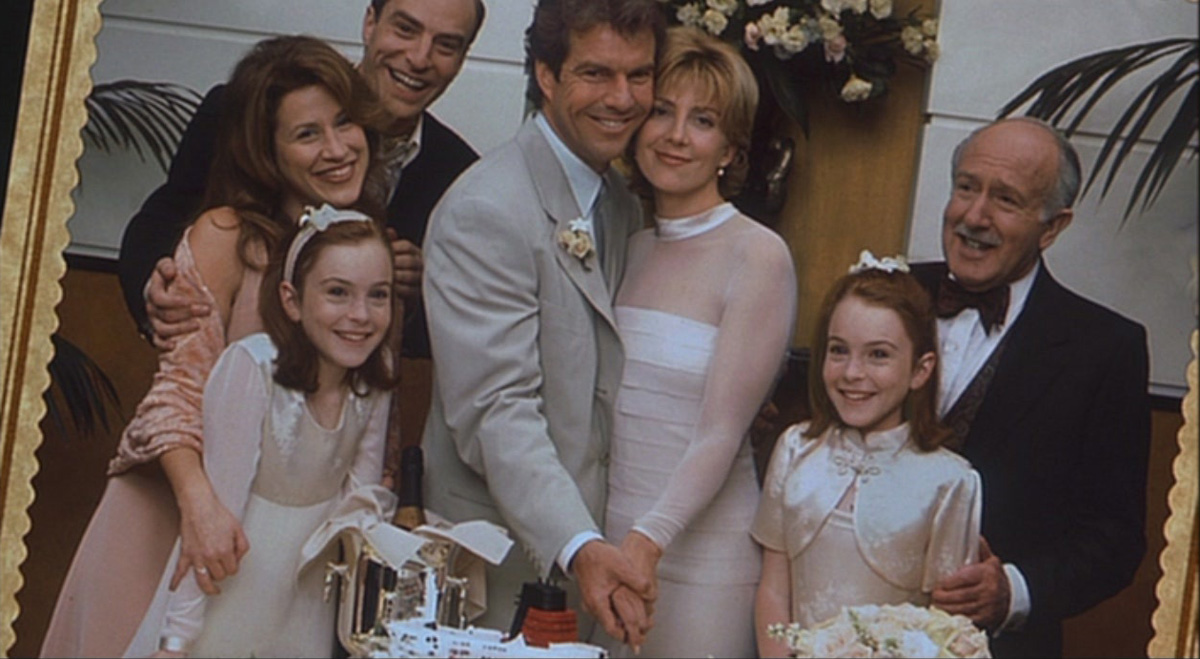 DisneyReact's tweet photo. 🎂 Un día como hoy hace 28 años se estrenaba 'Tú a Londres y yo a California', el remake del clásico de 1961 protagonizado Lindsay Lohan

Fue un éxito en taquilla y crítica, destacando especialmente la actuación de Lindsay 👧🏽👧🏽 https://t.co/KAwEnYgUjy