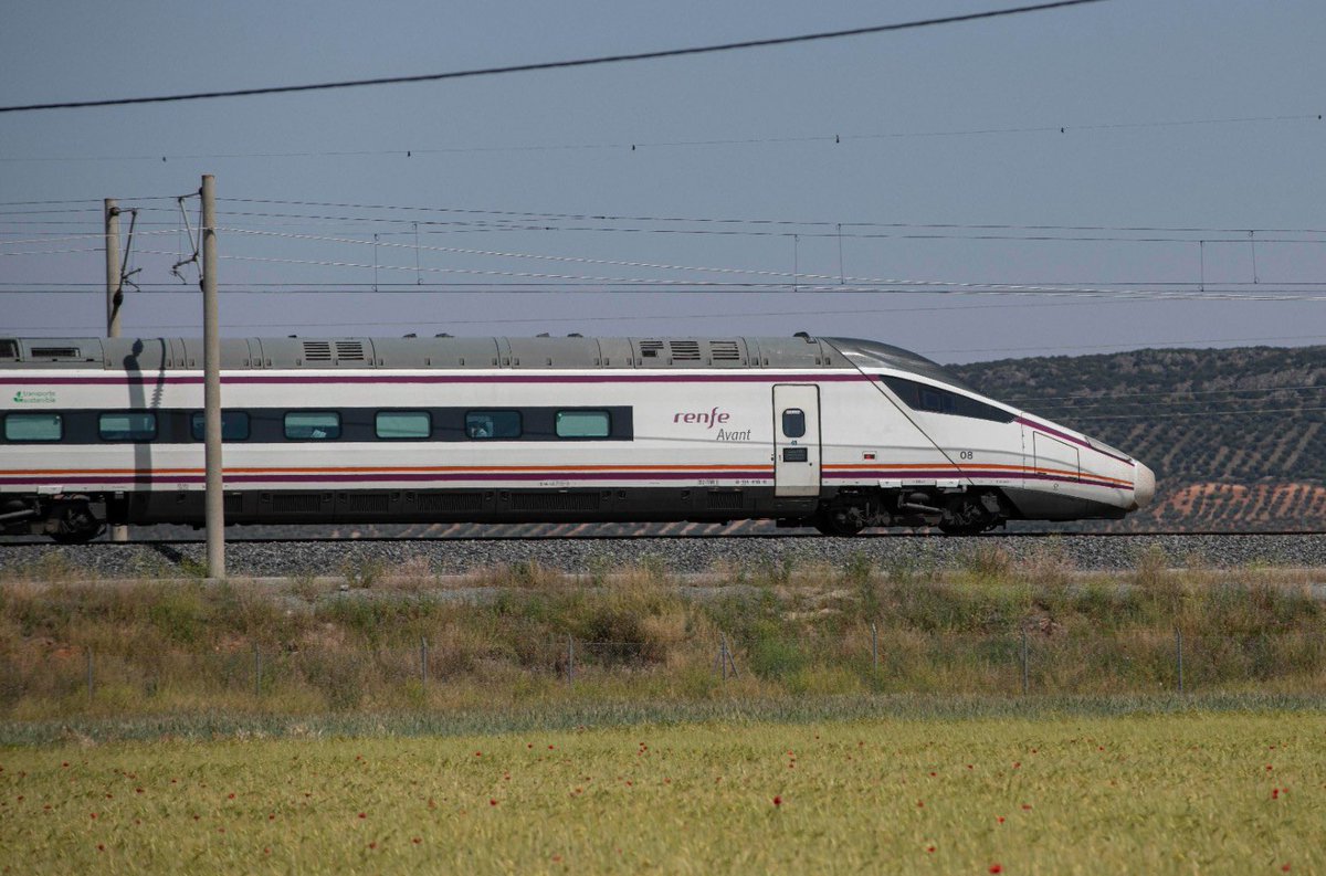 oscar_puente_'s tweet photo. Ha sido una compleja y larga negociación la que ha concluido esta madrugada con el  Preacuerdo del IV  Convenio Colectivo de Renfe Operadora firmado (pendiente de las correspondiente autorizaciones ministeriales) por las principales organizaciones sindicales: Semaf, UGT, y CCOO. Un avance para la empresa en la mejora operativa y de eficiencia a través de la Flexibilización de los gráficos de conducción, una nueva regulación de los turnos en las bases de mantenimiento, desarrollo profesional de los Centros de Gestión de Operaciones, un nuevo marco de movilidad, y la regulación de los protocolos de acoso y LGTBI que posicionan a la empresa y las personas trabajadoras en un marco contemporáneo capaz de atender con calidad el servicio de transporte público por ferrocarril.
