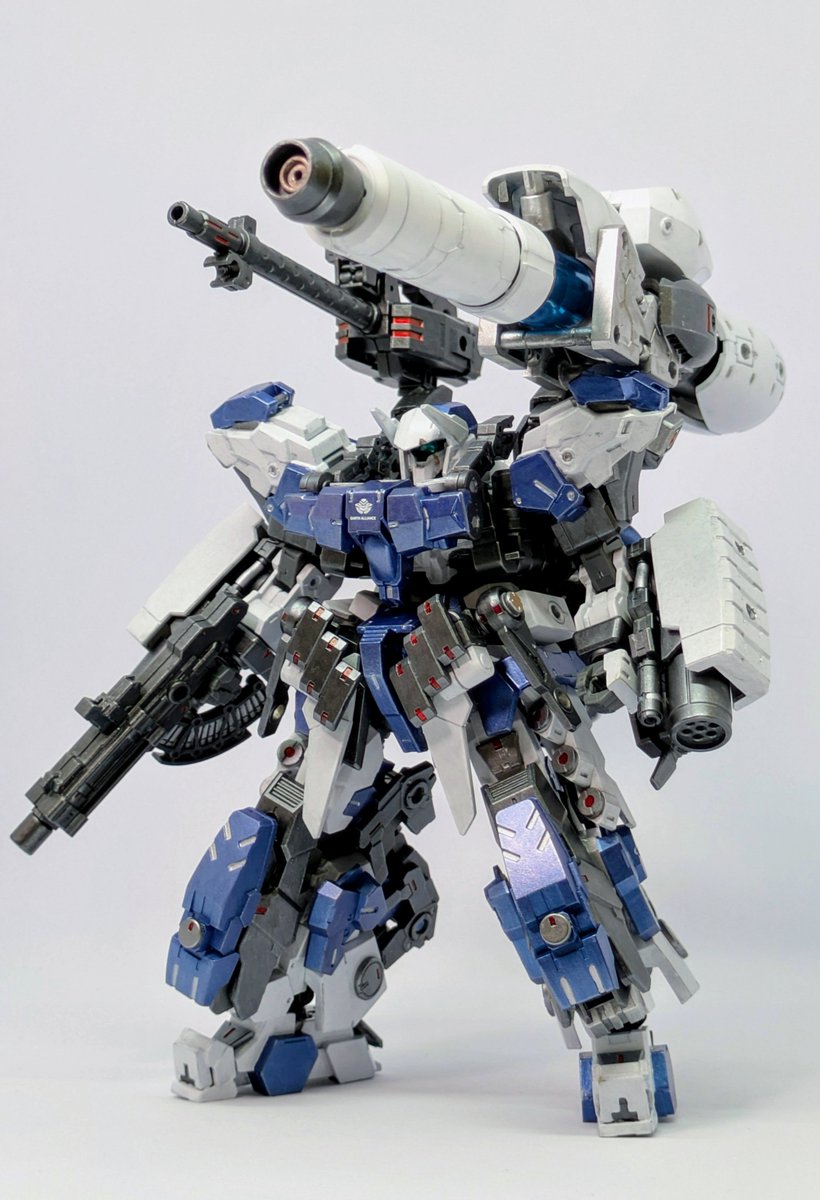lnMYgqYgi0t6Emd's tweet photo. アルト·HA(ヘヴィアサルト)

陸戦仕様をベースに改修された機体

不明機の襲撃により壊滅した独立部隊の生き残りで、仲間たちの無念を忘れないようその機体パーツが各部に使用されている

ポイントCでの防衛に参加していたが相次ぐ遭遇報告を聞きポイントDへと急行する
(1/2)

#30MMCM2026
#30MMEF https://t.co/RMIO0z7jVb