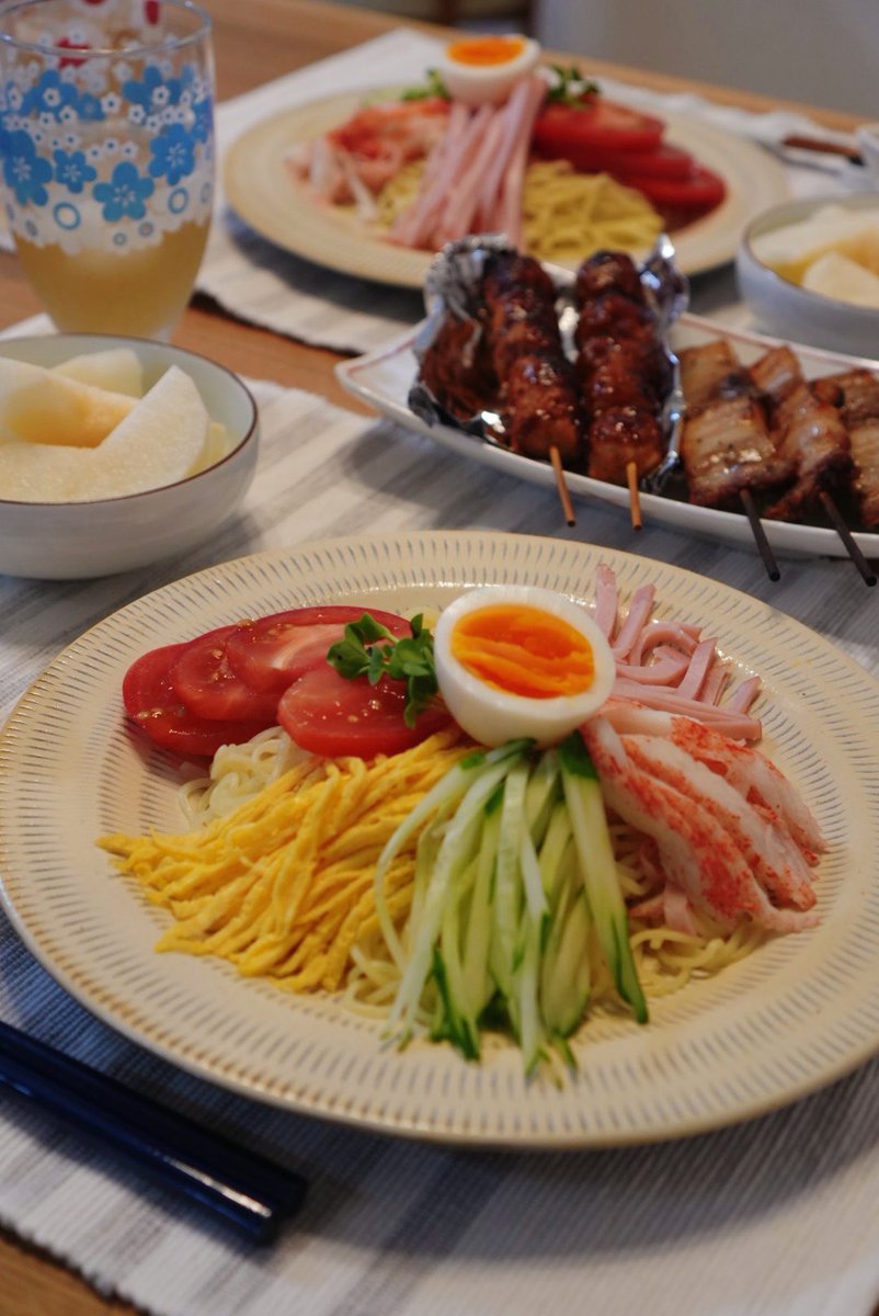 YanoTweet's tweet photo. 冷やし中華と焼き鳥。デザートはいただきものの梨でした。
みずみずしくて甘くて、とてもおいしかったです。ごちそうさま :D https://t.co/vRmNZUsF1r