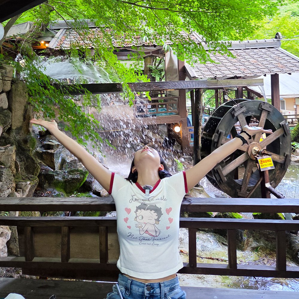 DragonKazoo77's tweet photo. 260729 Solarsido Post

Hello! Yongwangnims~
This is Yesol PD☺️

Whenever summer comes around,
it's hot and humid, and we even lose appetites, right!

So, to properly nourish our bodies,
we headed out to a place with beautiful mountains and clear water~!!

Let's all eat a special meal to welcome summer
and replenish our energy~!! (•̀ᴗ•́ )و

⏰ July 30 (Thu) 6 PM (KST) #Solarsido #Solar

#솔라시도 #솔라 #頌樂 #MAMAMOO #마마무 @RBW_MAMAMOO