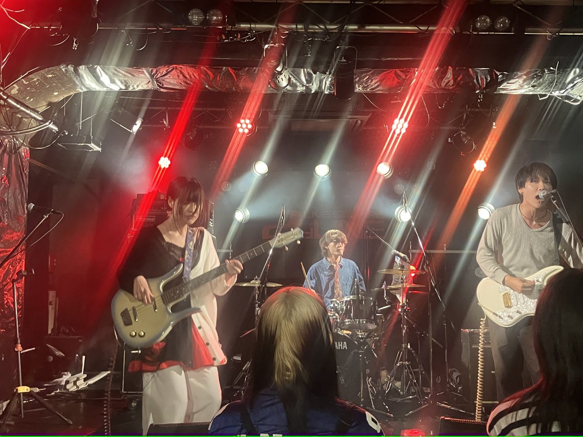 non__phenomenon's tweet photo. 前の曲でペグが顔面に刺さって唇の内側が切れ、この時私の口の中は血の味でいっぱいだった… https://t.co/JeCP6BxJO9