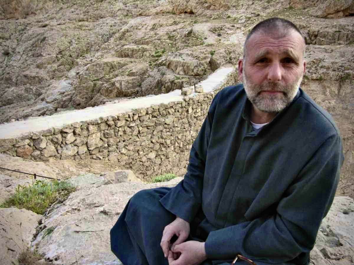 AntonellaNapoli's tweet photo. Tredici anni fa veniva rapito in Siria Padre Paolo Dall’Oglio. Risucchiato in un buco nero. tra notizie di avvistamento e di ritrovamento del corpo (sempre smentite) non si è più saputo nulla di lui.
Oggi più che mai, a fronte di quanto sta accadendo in MO, il suo esempio e impegno per il dialogo appaiono straordinari. 
Abuna Paolo, come lo chiamavano gli amici siriani, manca. 
Infinitamente. 
A noi che lo conoscevano e amavamo, ancor di più a chi non ha mai potuto ascoltare la sua potente voce che incitava al confronto tra realtà, religioni e appartenenza politica diverse.
#29luglio 2013