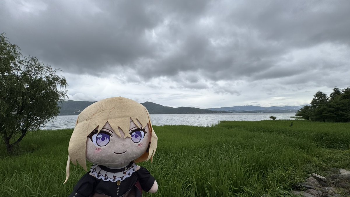 8ki_29_'s tweet photo. brought the ladies to erhai lake~ 
the mountains behind us are quite beautiful!
anon made uika take a selfie video~ https://t.co/6GGWYpft8v