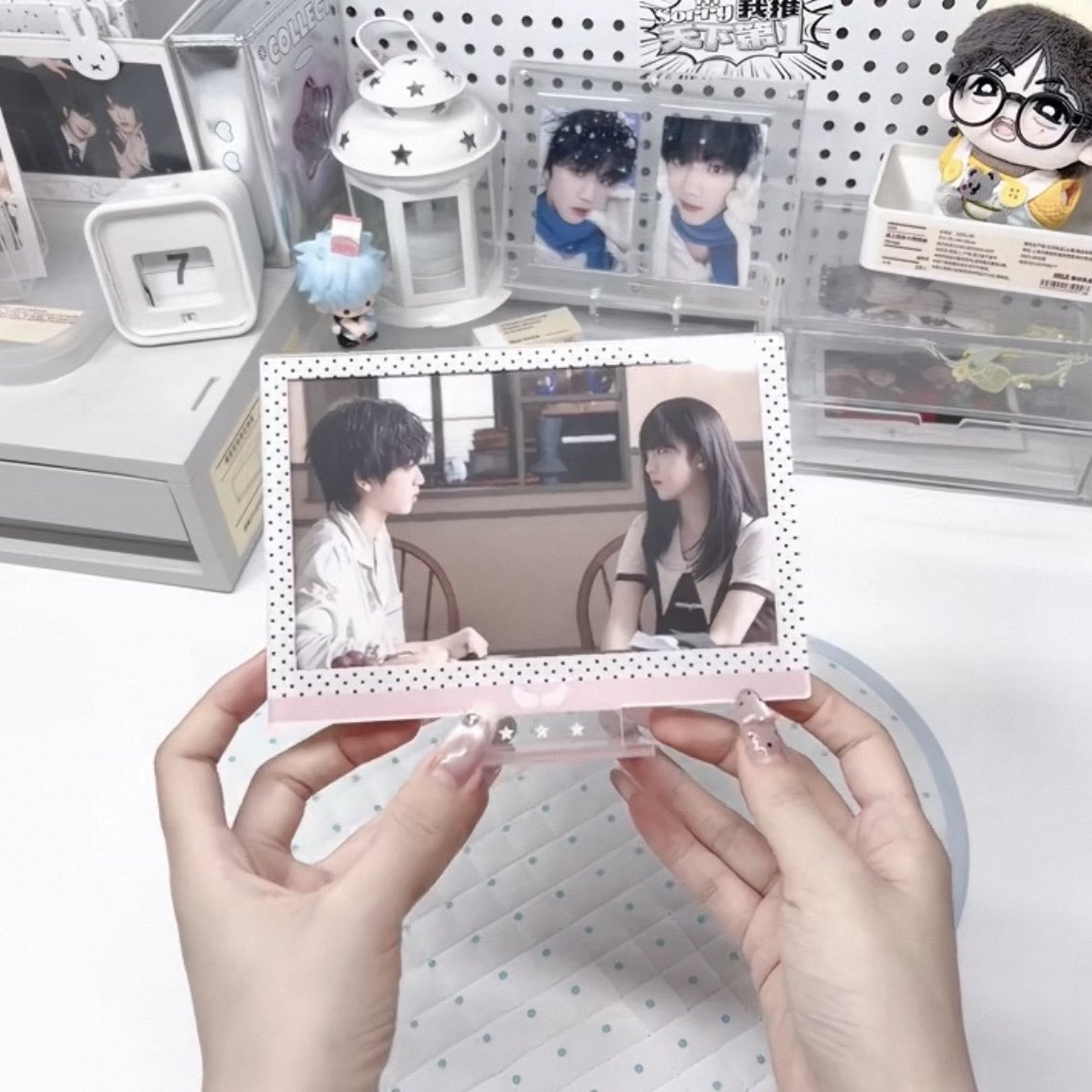 simnishii's tweet photo. wts lfb photo frame stand single &amp; double card frame

— ₱110 + isf
⌗ 50 php dp payo, rembal upon arrivals
⌗ 2nd wee of Aug ETA
⌗ no to sensitive &amp; impatient .’

variation:
• single card frame - pink
- size: 10.5*15.5mm
• double card frame - pink &amp; gray
- size: 55*85mm https://t.co/GbpgvfJbXu