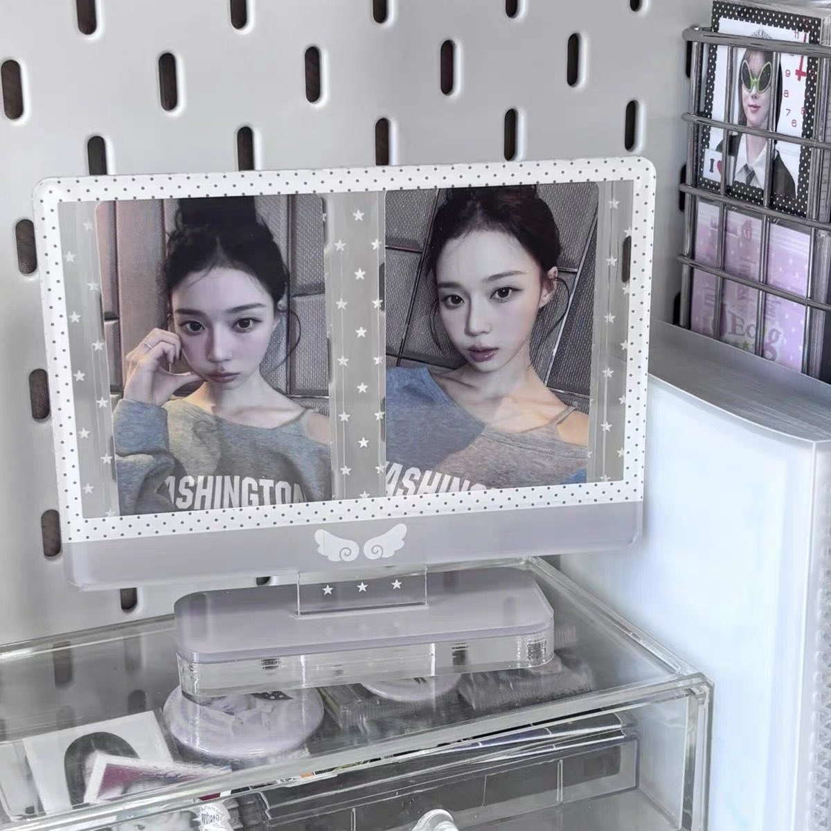 simnishii's tweet photo. wts lfb photo frame stand single &amp; double card frame

— ₱110 + isf
⌗ 50 php dp payo, rembal upon arrivals
⌗ 2nd wee of Aug ETA
⌗ no to sensitive &amp; impatient .’

variation:
• single card frame - pink
- size: 10.5*15.5mm
• double card frame - pink &amp; gray
- size: 55*85mm https://t.co/GbpgvfJbXu