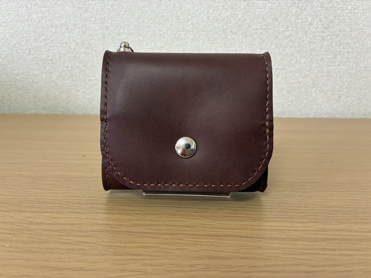 yuu_code_red's tweet photo. コインケースを出品しました。
ご覧いただけると嬉しいです。

落ち着いた茶色の本革で仕立てた、手のひらサイズの箱型コインケースです。
上質なレザーの質感とシックなカラーで、使うほどに手に馴染む風合いをお楽しみいただけます。 https://t.co/r7uiDXgad8