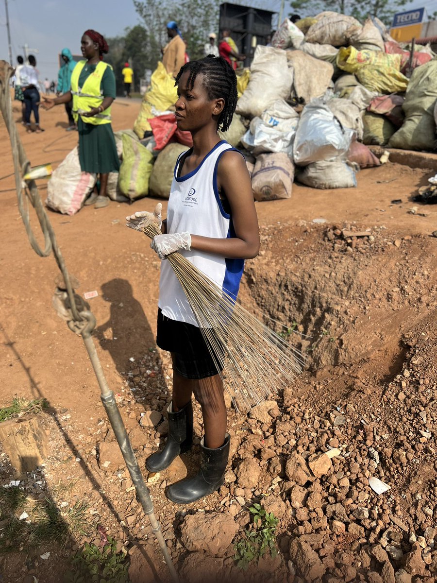Kal34927Shafik's tweet photo. Today,we joined hands with our community to clear drainage systems, and promote proper waste management. Together, we’re reducing flooding, and building healthier communities.
#CleanCommunities #CommunityAction #WasteManagement #PublicHealth #TogetherWeCan https://t.co/L2vnykSDfh