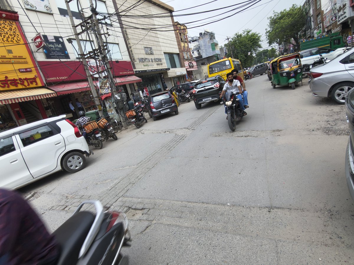 SPVerma6317's tweet photo. @MunCorpGurugram @cmohry @NayabSainiBJP Timing nd Quality of Repairs....Repair work executed 2hrs back. Poor quality work, inadequate mtrl nd left open to traffic immediately. Why can't road repairs be undertaken at night as done in many cities. Plenty of pits are still undone. https://t.co/i6yQmBUugc