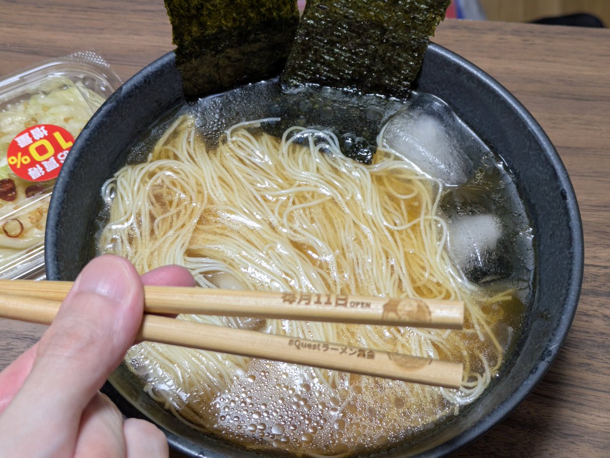 Trasque's tweet photo. 3回目のラーメン集会の箸による食事は……
こ、これはラーメン！！　ではなく中華風冷やしかけそうめんだァ〜〜ッッッ！！！ https://t.co/ihGte7D1E9