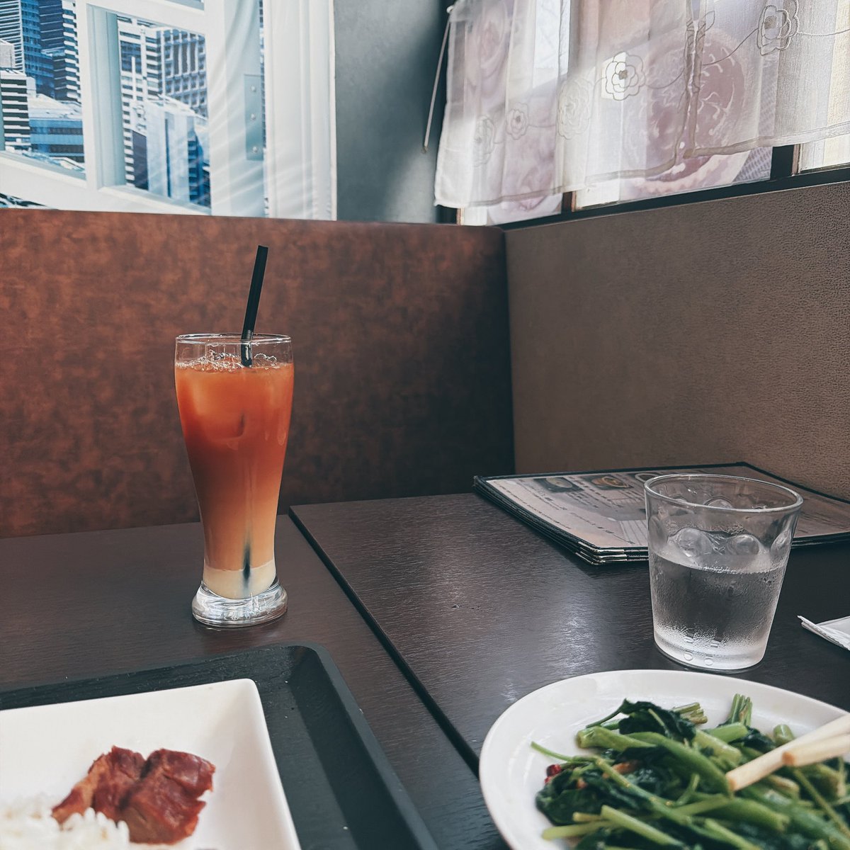 yugellow_'s tweet photo. 🇭🇰横浜・生麦「マギーズキッチン 美記茶餐廳」！

維港を眺めつつ……
叉焼&amp;白切鶏の雙拼飯、蒜蓉炒通菜（空芯菜）、凍奶茶

鶏出汁の効いた生姜ご飯が良き……🐓
ランチセットは14時まで（間に合わず） https://t.co/3i0QP9cq2Z