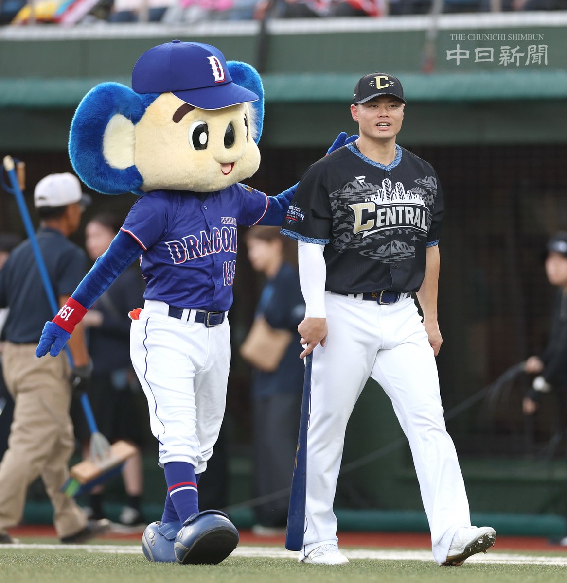 chunichiphoto's tweet photo. 【ドラゴンズ】HRダービーで優勝した細川選手を祝福するドアラ #中日新聞 #中日スポーツ https://t.co/bkp6JxNP4f