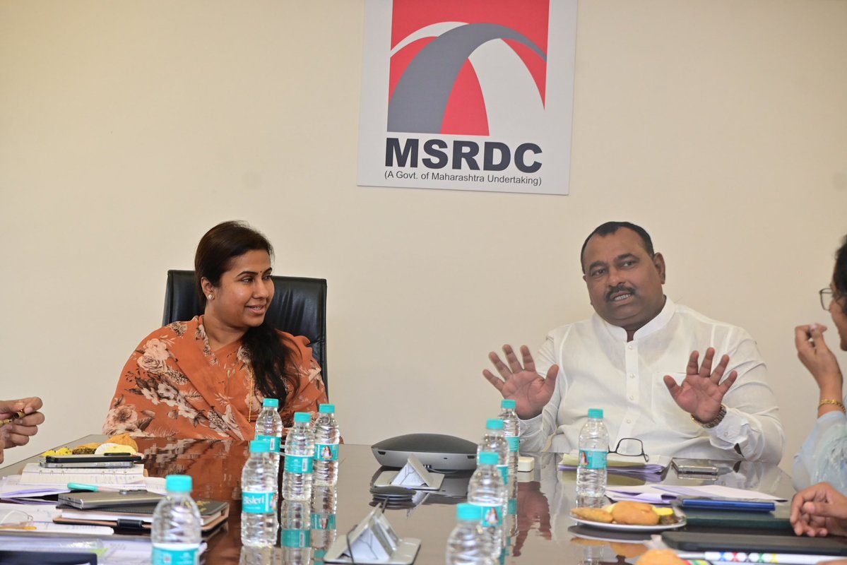 MeghnaBordikar's tweet photo. आज मुंबई येथील एम.एस.आर.डी.सी. कार्यालय, निर्मल भवन येथे आवताडे स्पिनिंग मिल्स, मंगळवेढा येथील वीजपुरवठ्याच्या प्रश्नासंदर्भात महत्त्वपूर्ण बैठक पार पडली.

उद्योगांच्या प्रगतीसाठी अखंड, दर्जेदार आणि सुरळीत वीजपुरवठा अत्यावश्यक आहे. याच दृष्टीने आवताडे स्पिनिंग मिल्ससमोरील वीजपुरवठ्यातील अडचणींचा सखोल आढावा घेऊन त्यावर तातडीने उपाययोजना करण्याबाबत महावितरण व महापारेषणच्या संबंधित अधिकाऱ्यांसोबत सविस्तर चर्चा करण्यात आली.

उद्योगाचा वीजपुरवठा कोणत्याही अडथळ्याशिवाय सुरू राहावा, उत्पादनावर परिणाम होऊ नये आणि स्थानिक रोजगाराला चालना मिळावी, यासाठी आवश्यक तांत्रिक व प्रशासकीय कार्यवाही तातडीने पूर्ण करण्याच्या स्पष्ट सूचना संबंधित अधिकाऱ्यांना देण्यात आल्या.

यावेळी आमदार श्री. समाधान आवताडे, महावितरण व महापारेषणचे मुख्य व्यवस्थापकीय संचालक, प्रकल्प, वित्त व वाणिज्य संचालक, पुणेचे मुख्य अभियंता, बारामतीचे मुख्य अभियंता, सोलापूरचे अधीक्षक अभियंता तसेच विषयाशी संबंधित वरिष्ठ अधिकारी उपस्थित होते.

#AwtadeSpinningMills #mangalwedha #powersupply 

@Dev_Fadnavis @Devendra_Office @CMOMaharashtra @MahaDGIPR @BJP4India @BJP4Maharashtra