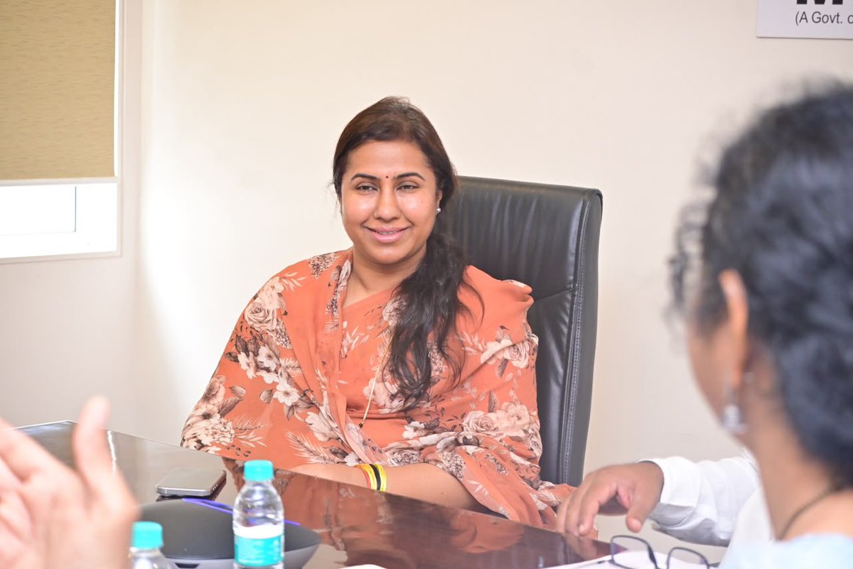 MeghnaBordikar's tweet photo. आज मुंबई येथील एम.एस.आर.डी.सी. कार्यालय, निर्मल भवन येथे आवताडे स्पिनिंग मिल्स, मंगळवेढा येथील वीजपुरवठ्याच्या प्रश्नासंदर्भात महत्त्वपूर्ण बैठक पार पडली.

उद्योगांच्या प्रगतीसाठी अखंड, दर्जेदार आणि सुरळीत वीजपुरवठा अत्यावश्यक आहे. याच दृष्टीने आवताडे स्पिनिंग मिल्ससमोरील वीजपुरवठ्यातील अडचणींचा सखोल आढावा घेऊन त्यावर तातडीने उपाययोजना करण्याबाबत महावितरण व महापारेषणच्या संबंधित अधिकाऱ्यांसोबत सविस्तर चर्चा करण्यात आली.

उद्योगाचा वीजपुरवठा कोणत्याही अडथळ्याशिवाय सुरू राहावा, उत्पादनावर परिणाम होऊ नये आणि स्थानिक रोजगाराला चालना मिळावी, यासाठी आवश्यक तांत्रिक व प्रशासकीय कार्यवाही तातडीने पूर्ण करण्याच्या स्पष्ट सूचना संबंधित अधिकाऱ्यांना देण्यात आल्या.

यावेळी आमदार श्री. समाधान आवताडे, महावितरण व महापारेषणचे मुख्य व्यवस्थापकीय संचालक, प्रकल्प, वित्त व वाणिज्य संचालक, पुणेचे मुख्य अभियंता, बारामतीचे मुख्य अभियंता, सोलापूरचे अधीक्षक अभियंता तसेच विषयाशी संबंधित वरिष्ठ अधिकारी उपस्थित होते.

#AwtadeSpinningMills #mangalwedha #powersupply 

@Dev_Fadnavis @Devendra_Office @CMOMaharashtra @MahaDGIPR @BJP4India @BJP4Maharashtra