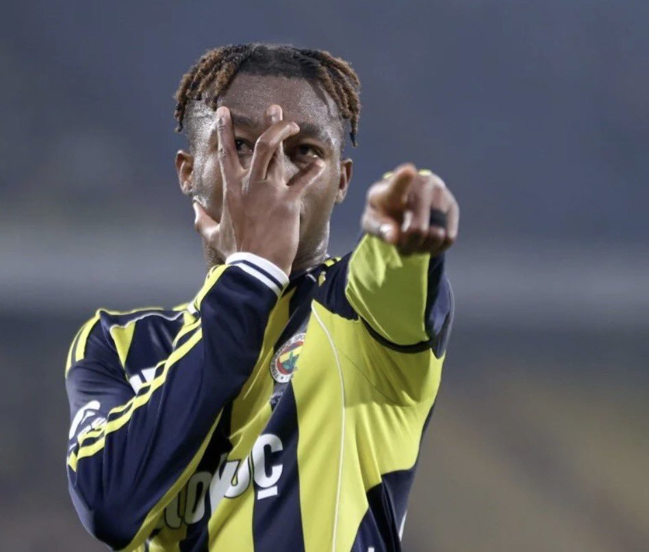fenerlimete09's tweet photo. Doğrudur yanlıştır,
40 milyon diyorlar,
Seneye 80 milyon,

Bence satılmamalı,
Can Uzun gelecekse satılabilir. https://t.co/He2jGRorA9