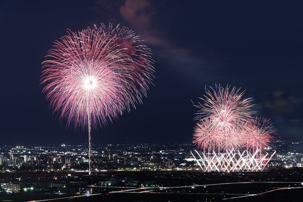 myroute_PR's tweet photo. ＼8/1は「北日本新聞納涼花火」🎆／

【限定300枚✨乗り放題が実質無料⁉】
 ✅ 花火有料指定席
 ✅ 市内電車・バス1日フリーきっぷ
がセットになってお値段そのまま3,000円💡

会場に駐車場はないので、当日は電車やバスでの移動がおすすめ🚃🚌
詳細はこちら👇
https://t.co/08y4JZGTdg
#花火大会 https://t.co/xAB5ZW45aH