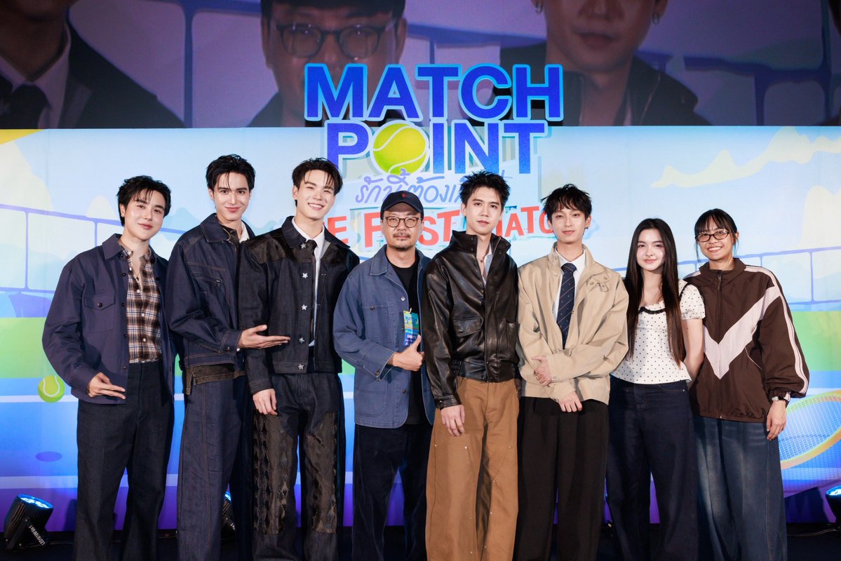 RainbowNewsent's tweet photo. กระแสแรง “เตโช-ปิง” นำทีมคู่ซี๊ “ซิง-ชิม่อน” เปิดตัวตอนแรกซีรีส์ “Match Point รักนี้ต้องเสิร์ฟ” สาดโมเมนต์จิ้นฟินทั้งโรง! กับงาน “Match Point รักนี้ต้องเสิร์ฟ The First Match”

#TeshowPromsakha #PingKrittanun #TeshowPing 
#SingHarit #ChimonWachirawit #SingChimon 
#MatchPointSeries
#GMMTV

เปิดตัวตอนแรกซีรีส์ “Match Point รักนี้ต้องเสิร์ฟ” เมื่อคู่แข่งตลอดกาล...ต้องแข่งคู่กันตลอดไป จาก “GMMTV” คอนเทนต์โพรไวเดอร์ชั้นนำของเมืองไทย โดยได้รับการสนับสนุนจากกรมส่งเสริมวัฒนธรรม กระทรวงวัฒนธรรม ก็สร้างกระแสตอบรับดีอย่างล้นหลาม ท่ามกลางแฟนๆ ที่พร้อมใจมาเข้าร่วมงาน “Match Point รักนี้ต้องเสิร์ฟ The First Match” กันแน่นโรงภาพยนตร์ ส่งให้#MatchPointSeriesEP1 ถูกพูดถึงบน X และติดเทรนด์ในหลายประเทศทั่วโลก ซึ่งแฟนๆ ต่างร่วมใจมาลุ้นความสัมพันธ์ของคู่หูนักเสิร์ฟ “เตโช พรหมสาขา ณ สกลนคร” และ “ปิง กฤตนัน อัญชนานันท์” เปิดศึกเทนนิสแมตซ์เลิฟ ที่ต้องเผชิญความขัดแย้งระหว่างครอบครัวและความรู้สึกที่ซ่อนอยู่ระหว่างกัน ไปกับคู่เพื่อนซี้สุดฮอต “ซิง หฤษฎ์ ชีวการุณ, ชิม่อน วชิรวิชญ์ เรืองวิวรรธน์” ที่แท็กทีมมาร่วมเสิร์ฟความสุขให้แฟนๆ ร่วมกับผู้กำกับฯ คุณภาพ “ฉิก สกล เตียเจริญ” พูดคุยเกี่ยวกับเบื้องหลังการถ่ายทำแบบเจาะลึก และเต็มอิ่มด้วย SPECIAL SHOW สุด EXCLUSIVE จากนักแสดง สาดโมเมนต์จิ้นฟินสนั่นโรง เมื่อวันอาทิตย์ที่ 26 กรกฎาคม 2569 ที่ผ่านมา ณ ชั้น 9 โรง 15 SFWORLD CINEMA @Central World 

ต้อนรับแฟนๆ ทุกคนด้วยโชว์สุดพิเศษจาก “เตโช” ที่จับไมค์ร้องเพลง “เทคะแนน”(CANDIDATE) และ “ปิง” โชว์ร้องเพลง “แค่เพื่อนมั้ง” (Just Friend?) จากนั้น “เตโช-ปิง” ก็ควงคู่กันมาร้องเพลง “ถ้าสวรรค์ไม่มีเธอฉันก็ไม่อยากไป” (Heavenly) ที่ทำเอาหนุ่ม “ปิง” ถึงกับน้ำตาซึมไม่หยุด ตื้นตันใจกับพลังความรักของแฟนๆ ที่มารวมตัวกันแน่นเพื่อร่วมรับชมตอนแรกของซีรีส์ พร้อมทีมนักแสดงและผู้กำกับฯ ก่อนที่พิธีกรคนเก่ง “อาร์ม วีรยุทธ จันทร์สุข” ควบนักแสดงในเรื่องรับบท “หมิง” พี่ชายซัน จะเชิญทั้ง 4หนุ่ม “เตโช-ปิง-ซิง-ชิม่อน” ขึ้นเวทีพูดคุยทักทายแฟนๆ พร้อมบทบาทตามคาแร็กเตอร์ที่ได้รับ โดยเริ่มจาก “เตโช” รับบท “เบ” หนุ่มสายศิลป์สุดอินดี้ ที่คว้ารางวัลศิลปะมาแล้วมากมาย, “ปิง” รับบท “ซัน” นักกีฬาเทนนิสประจำโรงเรียน ผู้สมบูรณ์แบบ, “ซิง” รับบท “โบ๊ท” พี่ชายเบ เป็นเพื่อนสนิทกับ “โค้ชก้อง” แสดงโดย “ชิม่อน” แล้วไปฟินกันต่อกับโมเมนต์ความประทับใจในการทำงาน และจุดเริ่มต้นของการเป็นพาร์ทเนอร์ที่แสนน่ารักที่มีให้กัน รวมถึงการพูดคุยถึงความทุ่มเทเรียนเทนนิสอย่างจริงจังของ “เตโช-ปิง” กว่า 1 ปีเพื่อถ่ายทอดเรื่องราวของซีรีส์ได้อย่างลงตัว พร้อมเสิร์ฟความสนุกอย่างต่อเนื่องด้วยการเล่นเกม “Match point Match poses” ซึ่งจะมีโจทย์มาให้ “เตโช-ปิง” และ “ซิง-ชิม่อน”โพสท่าให้พร้อมกันโดยต้องตรงคู่ของตัวเอง ถ้าคู่ไหน match กันน้อยที่สุดจะต้องโดนลงโทษ โดยคู่ของ “ซิง-ชิม่อน” โดนลงโทษด้วยการจุ๊บแมวอ้อน ทำเอาแฟนๆ กรี๊ดลั่น ฟินไปกับโมเมนต์น่ารักๆ ครั้งนี้สุดๆ จากนั้นพิธีกร “อาร์ม” ก็ชวนผู้กำกับฯ “พี่ฉิก” ที่ฝากฝีมือการกำกับซีรีส์แนวซีเรียส สืบสวนสอบสวน ทั้งจากเรื่อง Leap Day วันแก้ตาย, Mr.Kill มังงะสั่งตาย ขึ้นบนเวทีมาเล่าถึงจุดเริ่มต้นทำซีรีส์แนวโรแมนติก คอมเมดี้ สลับอารมณ์มาทำซีรีส์แนวกีฬาแข่งขันเดือดๆ และพูดคุยถึงเบื้องหลังการถ่ายทำแบบเอ็กซ์คลูซีฟ ท่ามกลางบรรยากาศที่เต็มไปด้วยเสียงหัวเราะ รอยยิ้ม และความประทับใจตลอดทั้งงาน พร้อมรีวิวเคมีเคใจและโมเมนต์จิ้นๆ ในกองถ่ายของเหล่านักแสดงแต่ละคู่ ให้แฟนๆ ได้ฮ็อบทั้งโรงภาพยนตร์ก่อนจะร่วมเก็บภาพความประทับใจ โดยมี 2 สาว “ไหมไท ธัญชนก ติณสูลานนท์, มิจิรุ รตาภิรมย์ บรรดาประณีต”  ที่ร่วมแสดงในซีรีส์และชมตอนแรกขึ้นมาถ่ายภาพด้วย ต่อด้วยสิ่งที่ทุกคนรอคอยการดูตอนแรกซีรีส์ “Match Point รักนี้ต้องเสิร์ฟ” พร้อมกัน แล้วปิดเวทีด้วยโชว์สุดประทับใจกับเพลง “Love Match” เพลงประกอบซีรีส์ “Match Point รักนี้ต้องเสิร์ฟ” จากสองหนุ่ม “เตโช-ปิง” ส่งท้ายงานให้แฟนๆ ได้เต็มอิ่มทุกโมเมนต์ พร้อมชวน “ซิง-ชิม่อน” มาร่วมสปอยอีพีต่อๆ ไปที่รับรองว่าเรื่องราวความสัมพันธ์ของพวกเขาจะเข้มข้นมากขึ้นเรื่อยๆ สัมผัสความฟินทะลุจอที่แฟนๆ ไม่ควรพลาดแม้แต่อีพีเดียวอย่างแน่นอน พร้อมขอบคุณแฟนๆ ที่มาร่วมสร้างบรรยากาศสุดอบอุ่นครั้งนี้ไปด้วยกัน

ติดตามภาพความประทับใจของงาน “Match Point รักนี้ต้องเสิร์ฟ The First Match” ได้ทาง Facebook / Instagram / X / TikTok / YouTube / Weibo: GMMTV และสามารถรับชมซีรีส์ “Match Point รักนี้ต้องเสิร์ฟ” ทุกวันอาทิตย์ เวลา 20:30 น. ดูทีวี ช่อง GMM25 | ดูย้อนหลัง แอป oneD ที่เดียว เวลา 21:30 น.