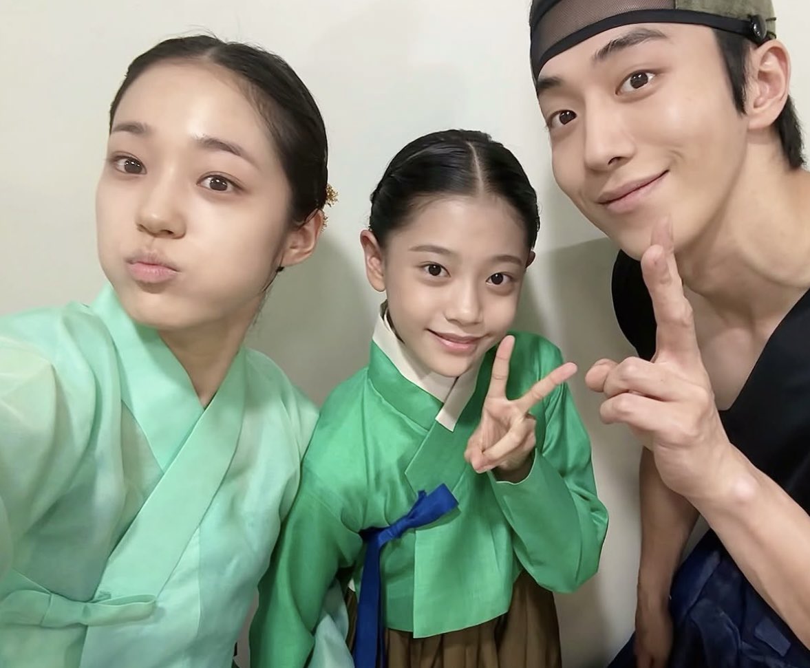 palette_roh's tweet photo. 동궁 지율배우 인스타 #노윤서 

노윤서배우님은 얼굴도 마음도 너무 예쁘신 분 
대기시간에도 항상 빈 의자 찾아서 지율이 앉으라고 챙겨주신게 정말 너무 감사해서 잊혀지질 않아요.
지율이 씬이 끝날때마다. 엄지척해주시면서 너무 잘했다고 칭찬해주시고.. << 하.. 다정함이 다 이겨 https://t.co/6tBT2cgWVs