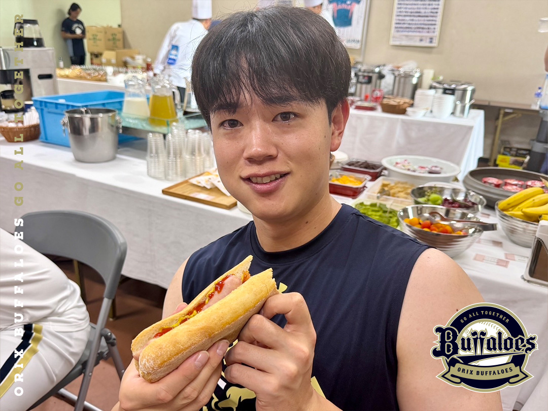 Orix_Buffaloes's tweet photo. みんなで #もぐもぐタイム
#太田椋 選手
#西川龍馬 選手
#既視感のあるポーズ
#🍙
#椋木蓮 投手
#横山陸人 投手
#小川龍成 選手
#Bs2026 https://t.co/qlJEJTFAkn