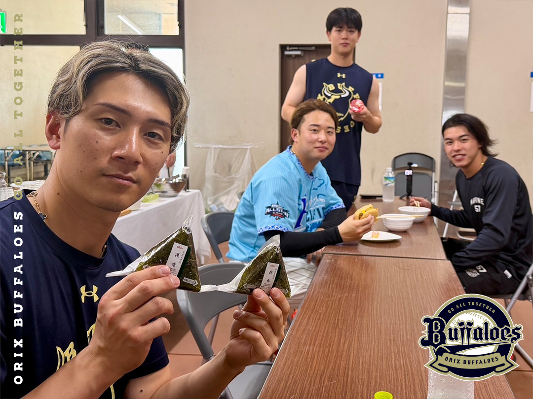 Orix_Buffaloes's tweet photo. みんなで #もぐもぐタイム
#太田椋 選手
#西川龍馬 選手
#既視感のあるポーズ
#🍙
#椋木蓮 投手
#横山陸人 投手
#小川龍成 選手
#Bs2026 https://t.co/qlJEJTFAkn