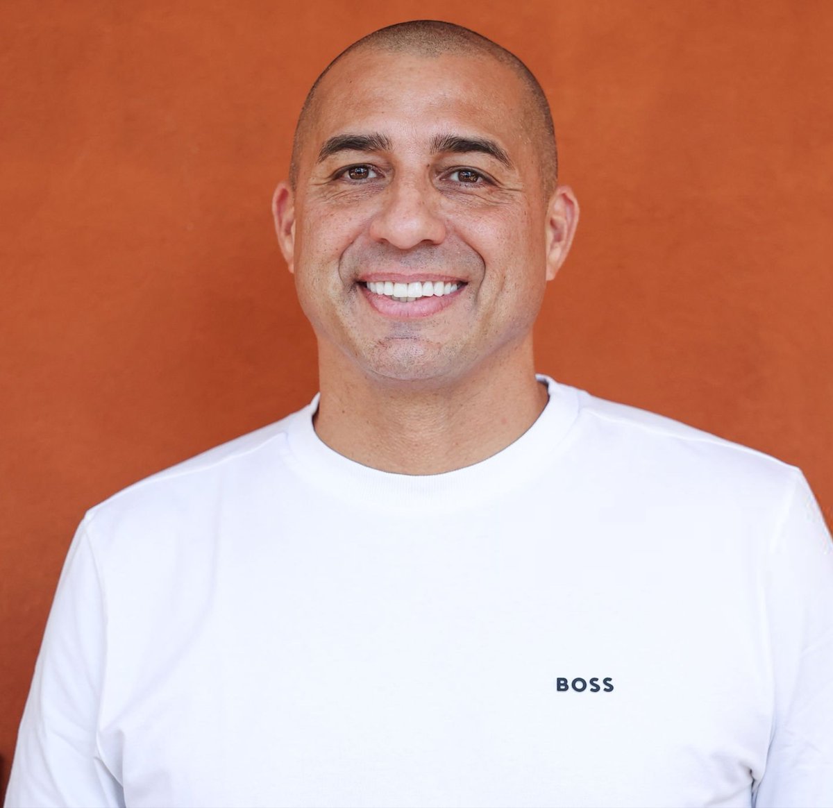 ActuFoot_'s tweet photo. 🚨 David Trezeguet 🇫🇷 : « LE PREMIER DISCOURS DE ZIDANE 🇫🇷 VA CLAIREMENT DANS L’IDÉE D’UNE ÉQUIPE AMBITIEUSE OFFENSIVEMENT.  🥵

Zizou 🇫🇷 a toujours cette CULTURE OFFENSIVE.

Comme joueur, puis au Real Madrid, il a évolué dans un environnement où L’ATTAQUE EST UNE PRIORITÉ. 

Et comme entraîneur, ses équipes ont toujours eu cette VOLONTÉ D’ALLER DE L’AVANT. 

Avec le potentiel offensif dont dispose aujourd’hui l’équipe de France, il aura forcément envie de voir les Bleus S’EXPRIMER DAVANTAGE EN ATTAQUE. 

Mais il est aussi intelligent pour savoir qu’en sélection, on gagne avec un équilibre : il faut attaquer quand il le faut, mais aussi savoir défendre ensemble. »

🗞️ @RMCsport