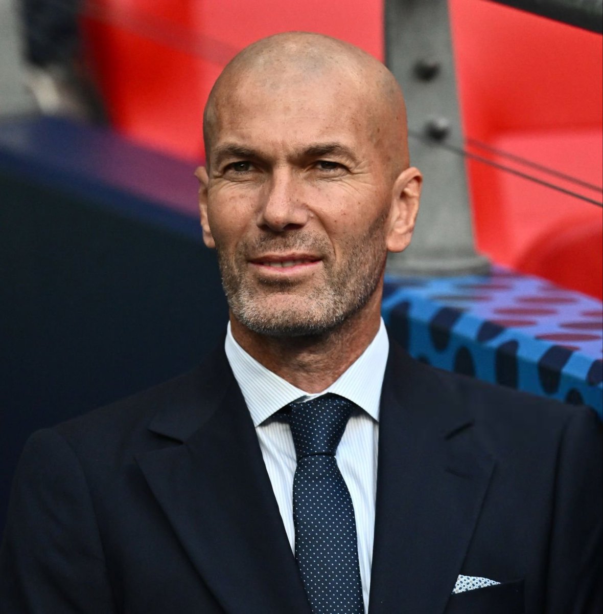 ActuFoot_'s tweet photo. 🚨 David Trezeguet 🇫🇷 : « LE PREMIER DISCOURS DE ZIDANE 🇫🇷 VA CLAIREMENT DANS L’IDÉE D’UNE ÉQUIPE AMBITIEUSE OFFENSIVEMENT.  🥵

Zizou 🇫🇷 a toujours cette CULTURE OFFENSIVE.

Comme joueur, puis au Real Madrid, il a évolué dans un environnement où L’ATTAQUE EST UNE PRIORITÉ. 

Et comme entraîneur, ses équipes ont toujours eu cette VOLONTÉ D’ALLER DE L’AVANT. 

Avec le potentiel offensif dont dispose aujourd’hui l’équipe de France, il aura forcément envie de voir les Bleus S’EXPRIMER DAVANTAGE EN ATTAQUE. 

Mais il est aussi intelligent pour savoir qu’en sélection, on gagne avec un équilibre : il faut attaquer quand il le faut, mais aussi savoir défendre ensemble. »

🗞️ @RMCsport