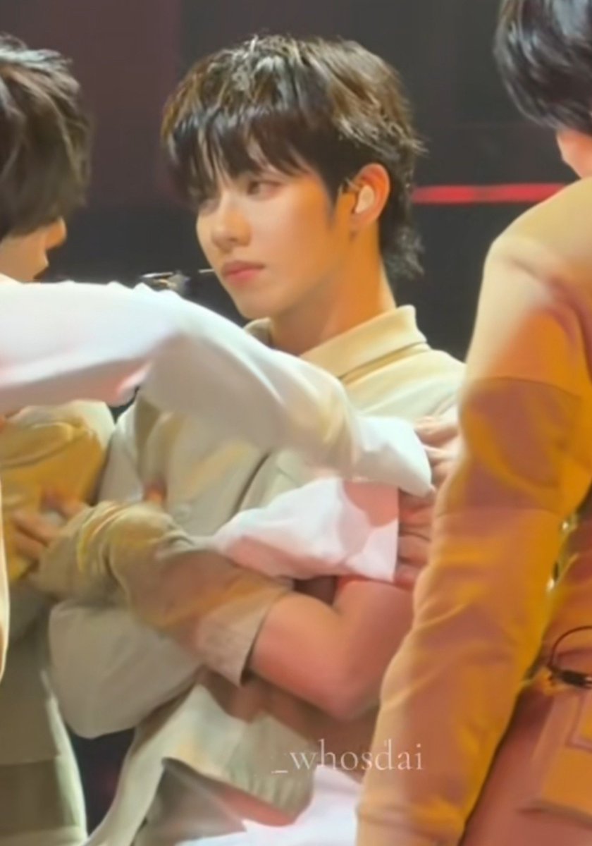 chihenxjl's tweet photo. This ChihJay titigan. 🫣🫠

Credits to: _whosdai
🔗https://t.co/9UoBqiQ2uH https://t.co/4hGbvUhva4
