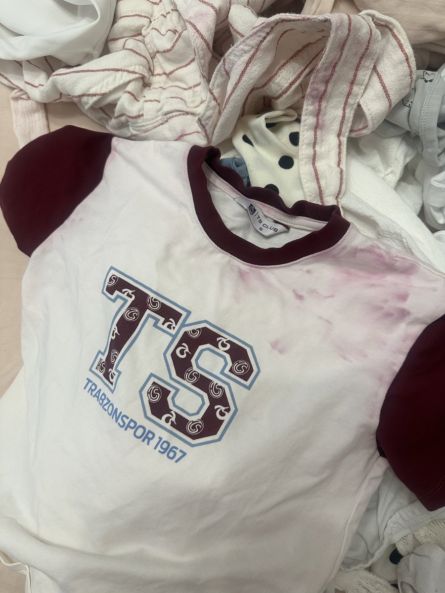 esmrym's tweet photo. Trabzonspor canımsın ama @tsclub şunların neden boya vermeyecek şekilde üretmiyorsunuz 5 yıl önce aldığımda da aynı problem 5 yıl üzerine oğluma hediye gelen üründe de aynı problem 15 dk lık kısa programdan başka programda yok ne yapmam gerekiyor yârdım lütfen @Trabzonspor https://t.co/hprHr2lFOk