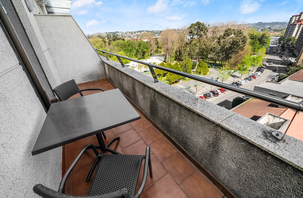HotelesZentral's tweet photo. ☀️ Hay lugares donde el #verano se vive de otra manera.
Despierta en una #JuniorSuite de #HotelZentralGijónReyPelayo con #terraza privada y vistas al Parque Isabel la Católica. 💙
¿Te imaginas aquí? Reserva tu #escapada y hazla realidad 🤗🏨
https://t.co/yMhHp4URQz https://t.co/fJHCeNwfGI