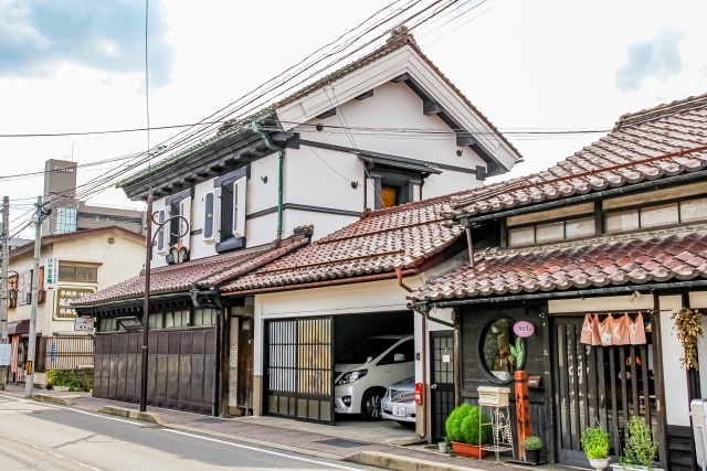 aizu_story's tweet photo. 🚶‍♀️✨時間を忘れて歩きたくなる街🤗

会津若松市『七日町』

会津若松市の「七日町」は、レトロな街並みとおしゃれなカフェ、雑貨店が並ぶ人気スポット😊☕

趣のある七日町駅から散策を始めれば、歴史と新しい魅力が出会う特別な時間が待っています🌿

次の休日は、のんびり会津の街歩きを楽しんでみませんか？📸🏮