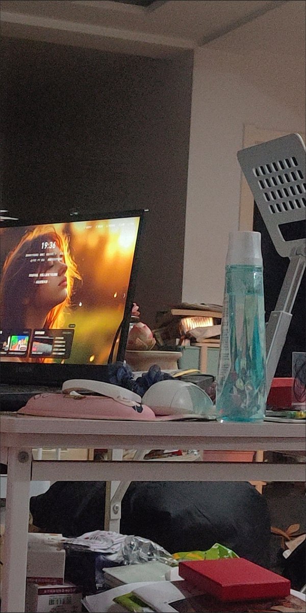 ElidaWeare8x's tweet photo. Back to the office at 8 PM, still stuck on that deadline snacking on instant noodles. Coffee is my only lifeline today. https://t.co/TXKIoJiPH6