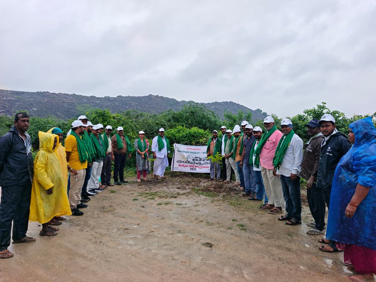 MC_Armur's tweet photo. Vana mahotsavam 2026 Special Plantation Drive conducted at Gundla Cheruvu Road participated by Chairperson,Vice chairman, Commissioner and Councillors #MoHUA @cdmatelangana @tksreedevi @Collector_NZB @MoHUA_India @ACLB_Nizamabad https://t.co/8c0O3IP0MI