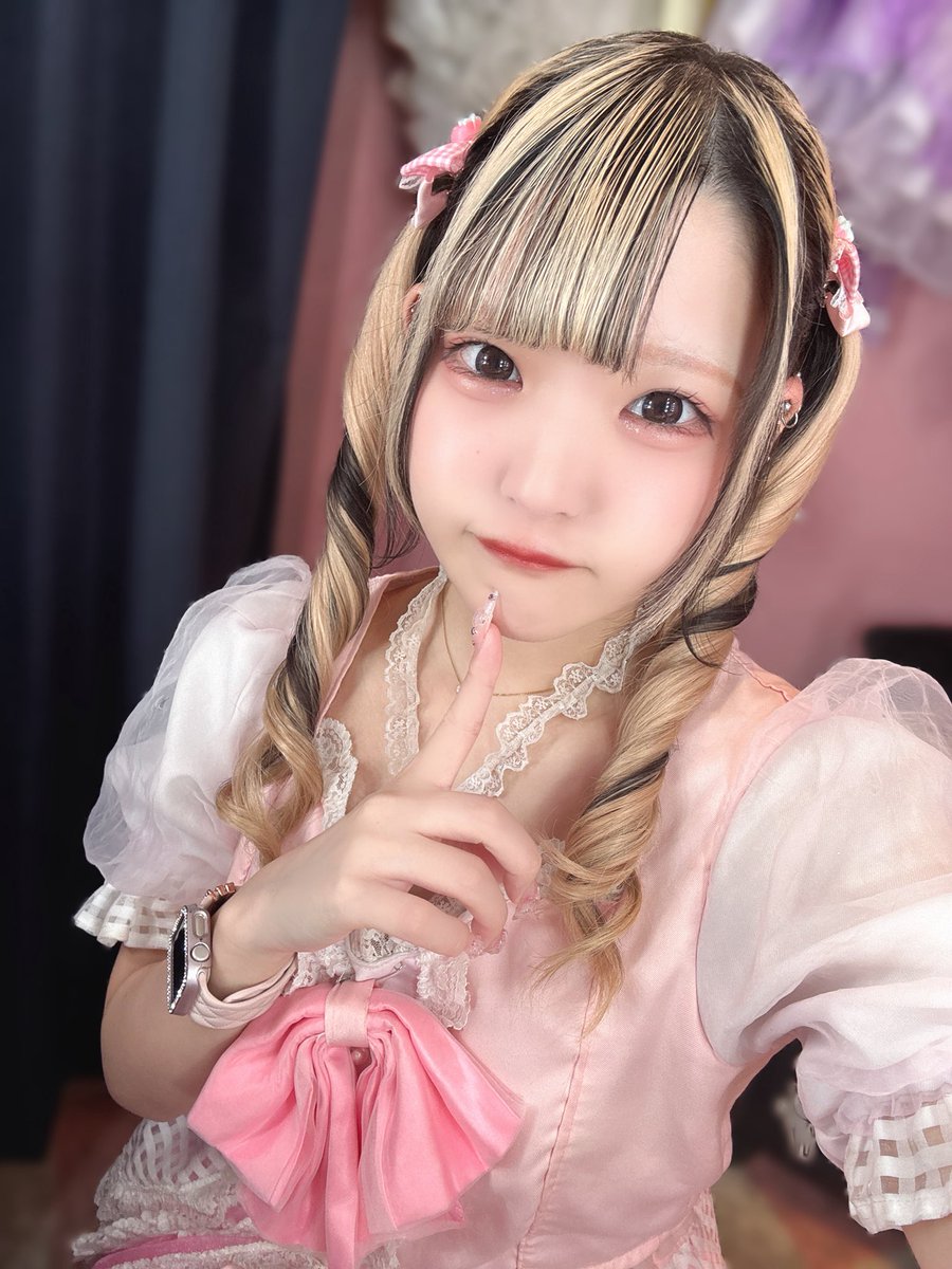 p___marin's tweet photo. ぴんく！ころねついん！
本日はめずらしめなバー帯ですょ☀️
会いに来てください➰➰🎶
#大阪コンカフェ #自撮り界隈 #いいね返し https://t.co/hWfINOdwjB